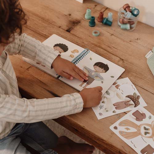 aankleed-en-stickerboek-forest-friends aankleed-en-stickerboek-forest-friends