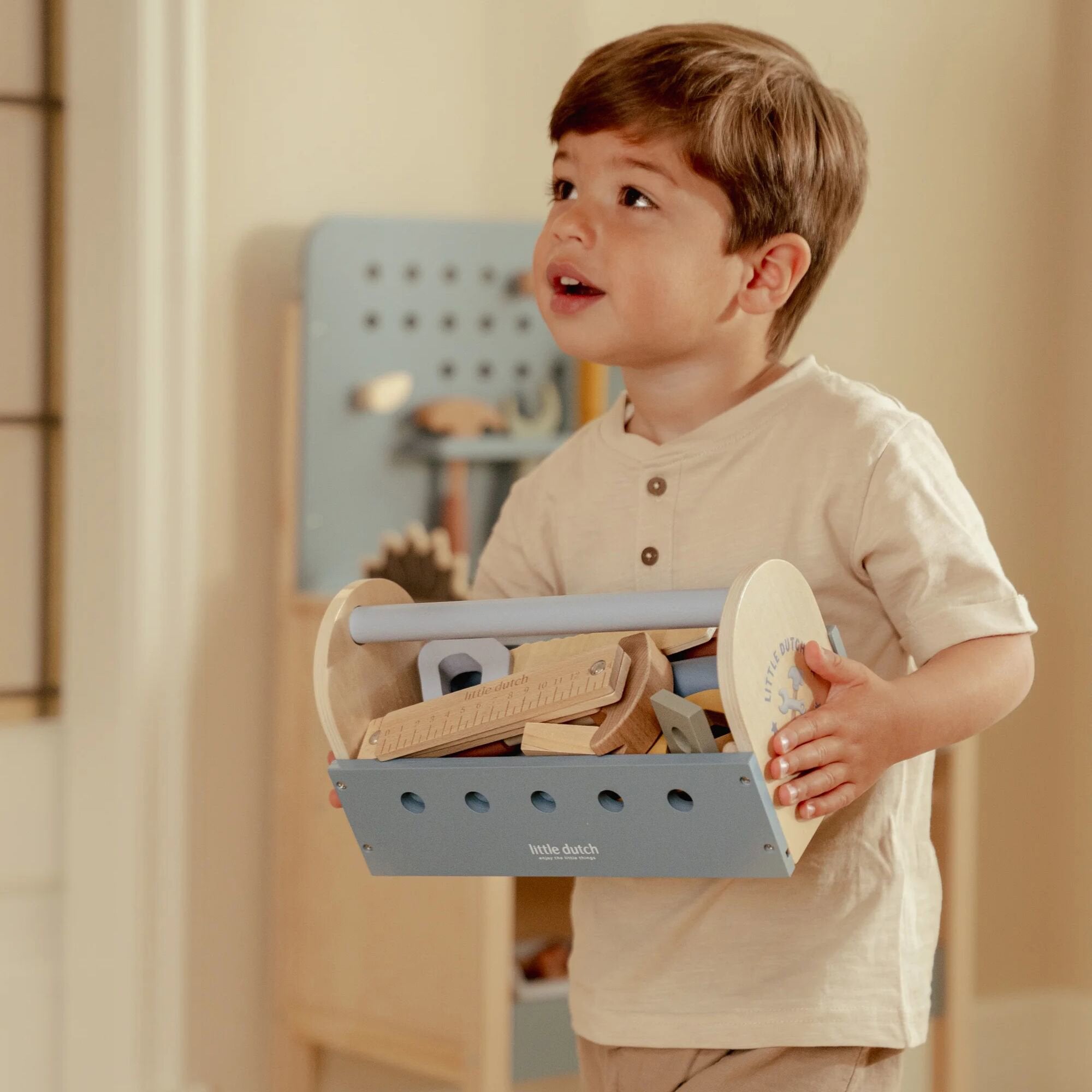 houten-gereedschapskist-met-hamerbank houten-gereedschapskist-met-hamerbank