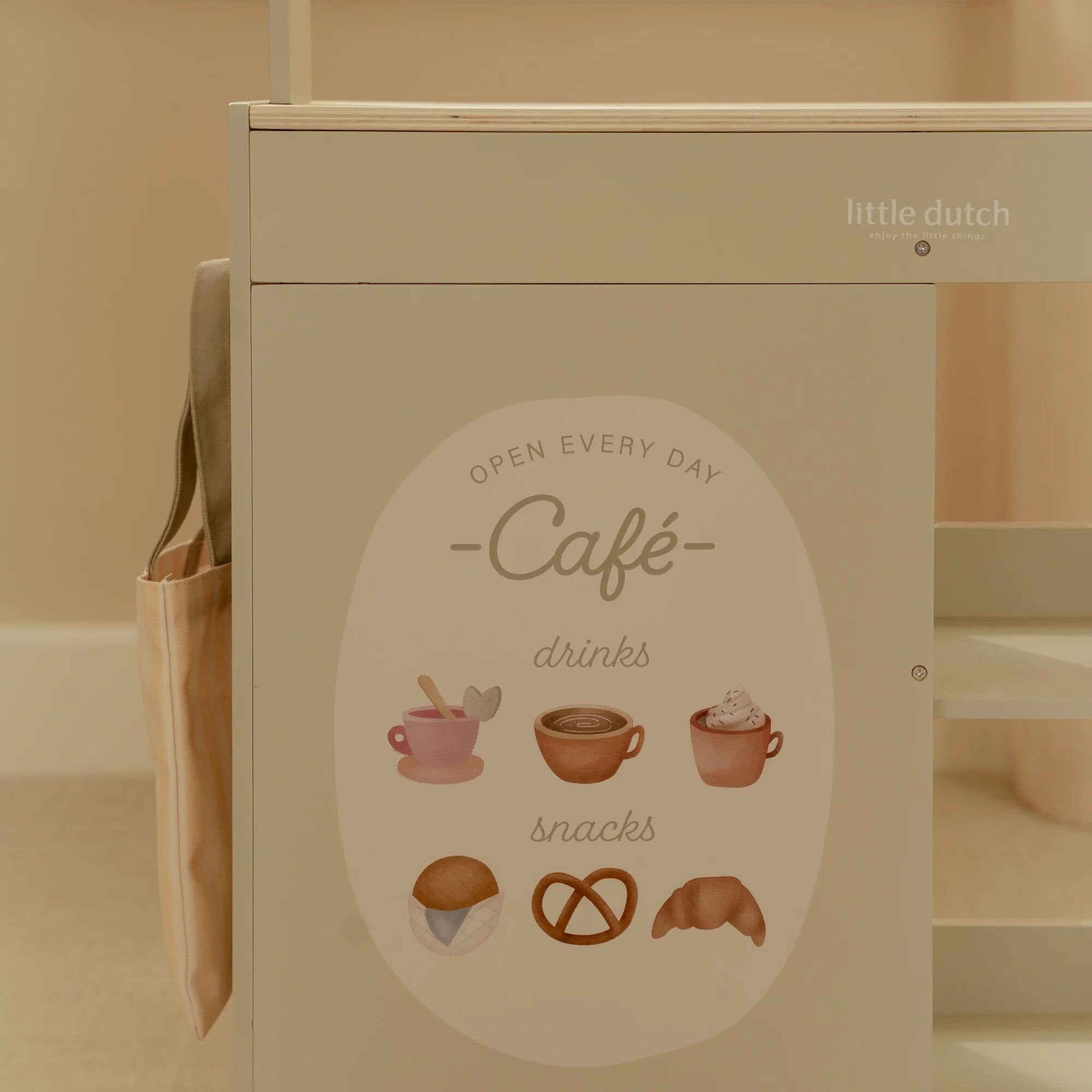 houten-marktkraam-met-stoffen-luifel-en-boodschappen houten-marktkraam-met-stoffen-luifel-en-boodschappen