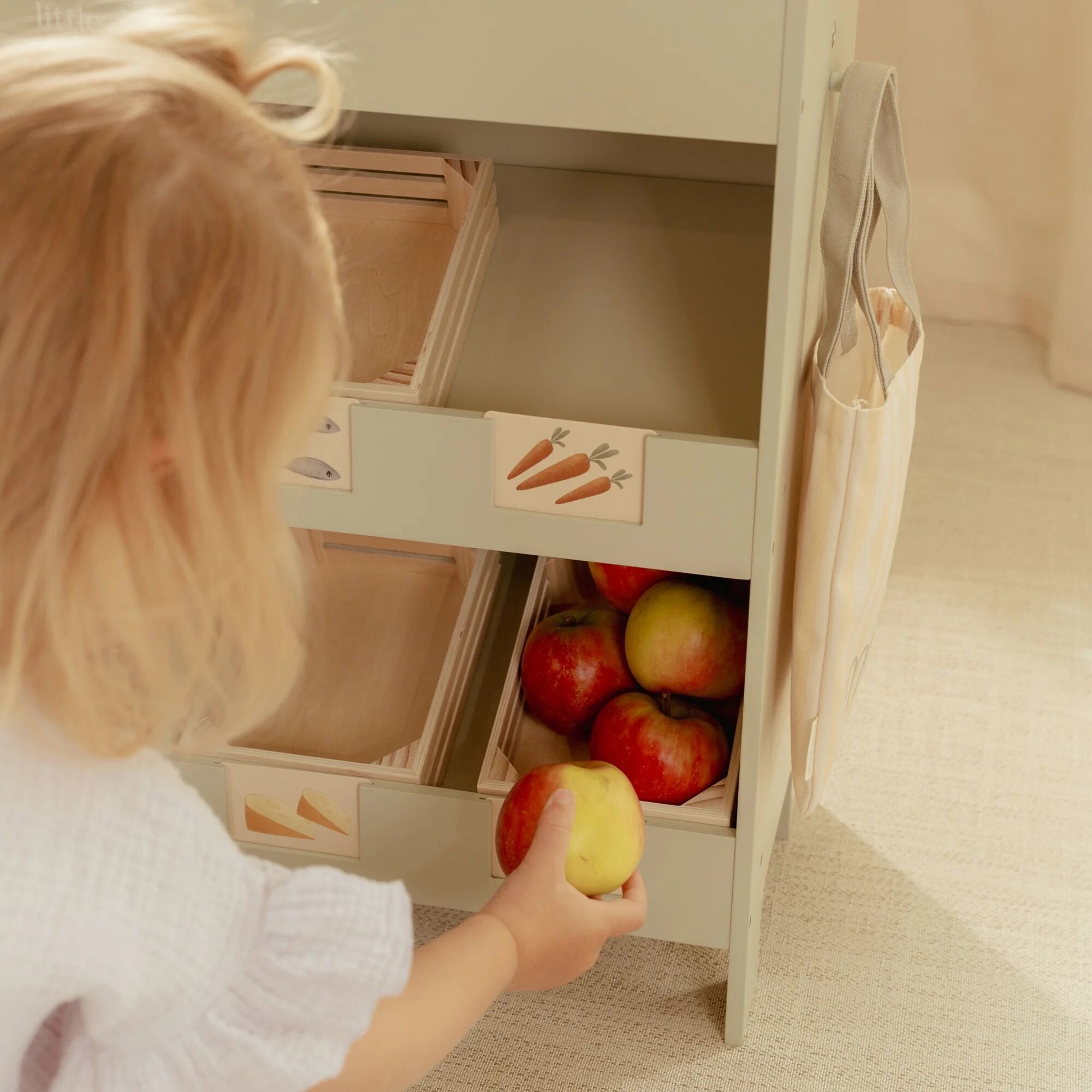 houten-marktkraam-met-stoffen-luifel-en-boodschappen houten-marktkraam-met-stoffen-luifel-en-boodschappen