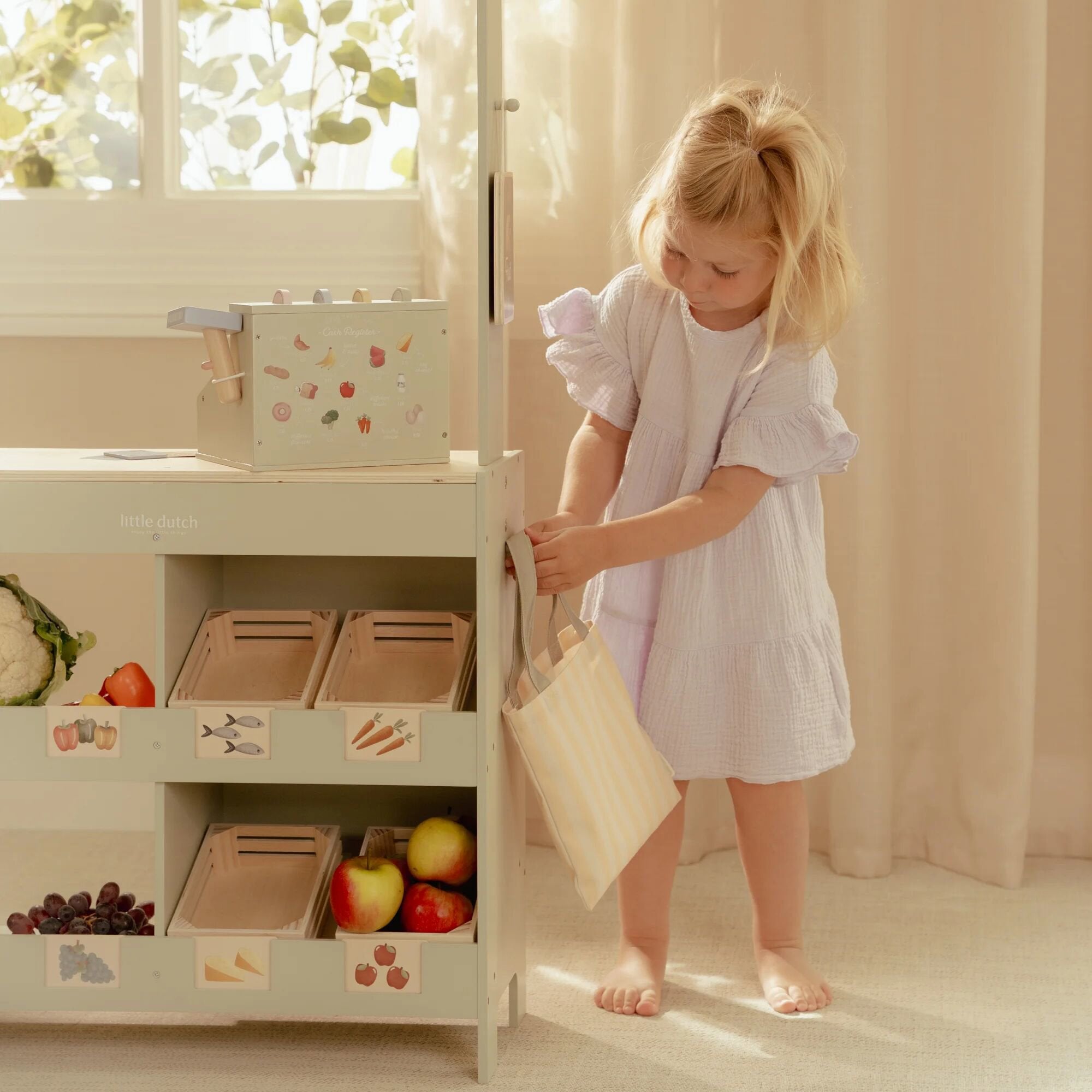 houten-marktkraam-met-stoffen-luifel-en-boodschappen houten-marktkraam-met-stoffen-luifel-en-boodschappen