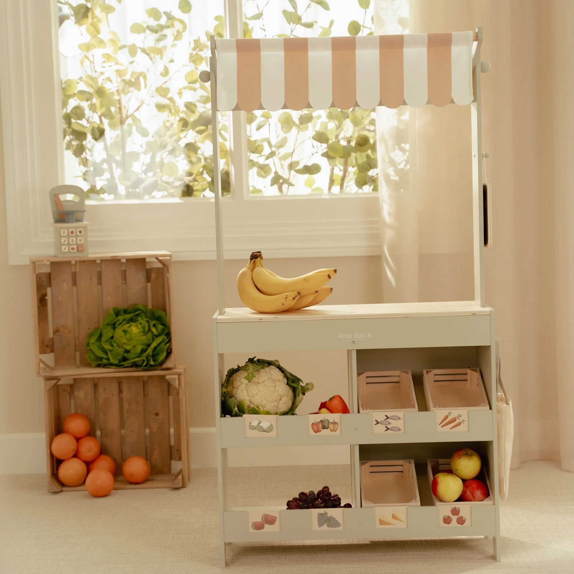 houten-marktkraam-met-stoffen-luifel-en-boodschappen houten-marktkraam-met-stoffen-luifel-en-boodschappen