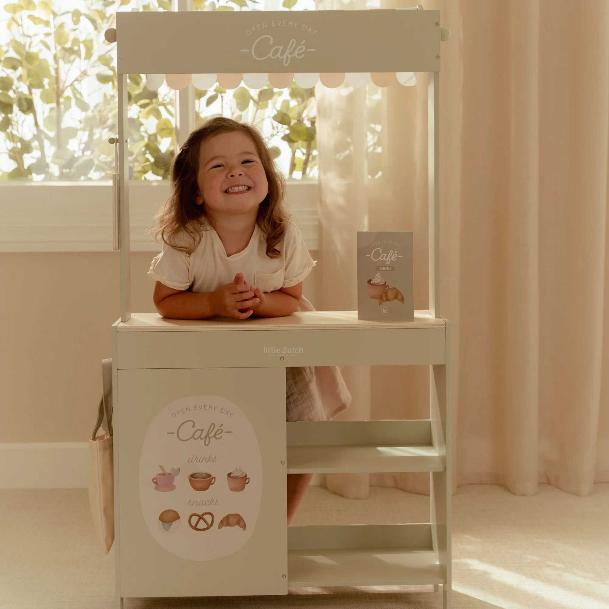 houten-marktkraam-met-stoffen-luifel-en-boodschappen houten-marktkraam-met-stoffen-luifel-en-boodschappen