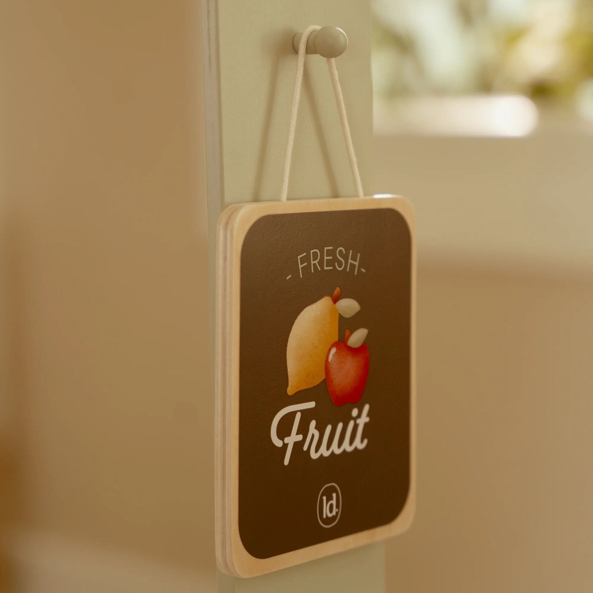 houten-marktkraam-met-stoffen-luifel-en-boodschappen houten-marktkraam-met-stoffen-luifel-en-boodschappen