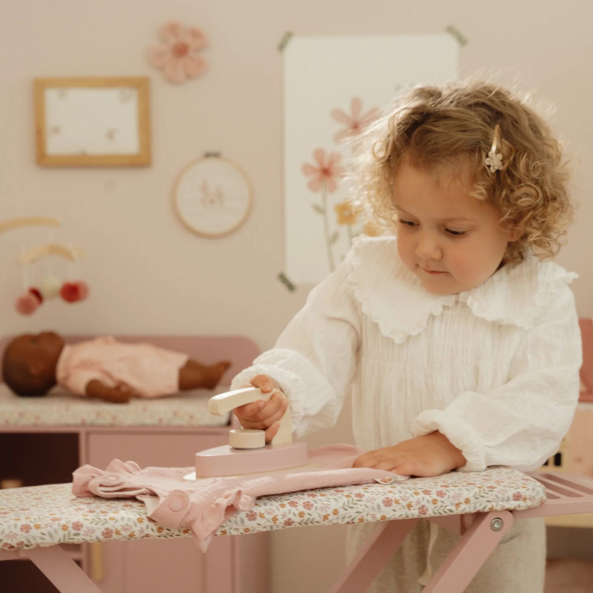 houten-strijkplank-met-strijkijzer houten-strijkplank-met-strijkijzer