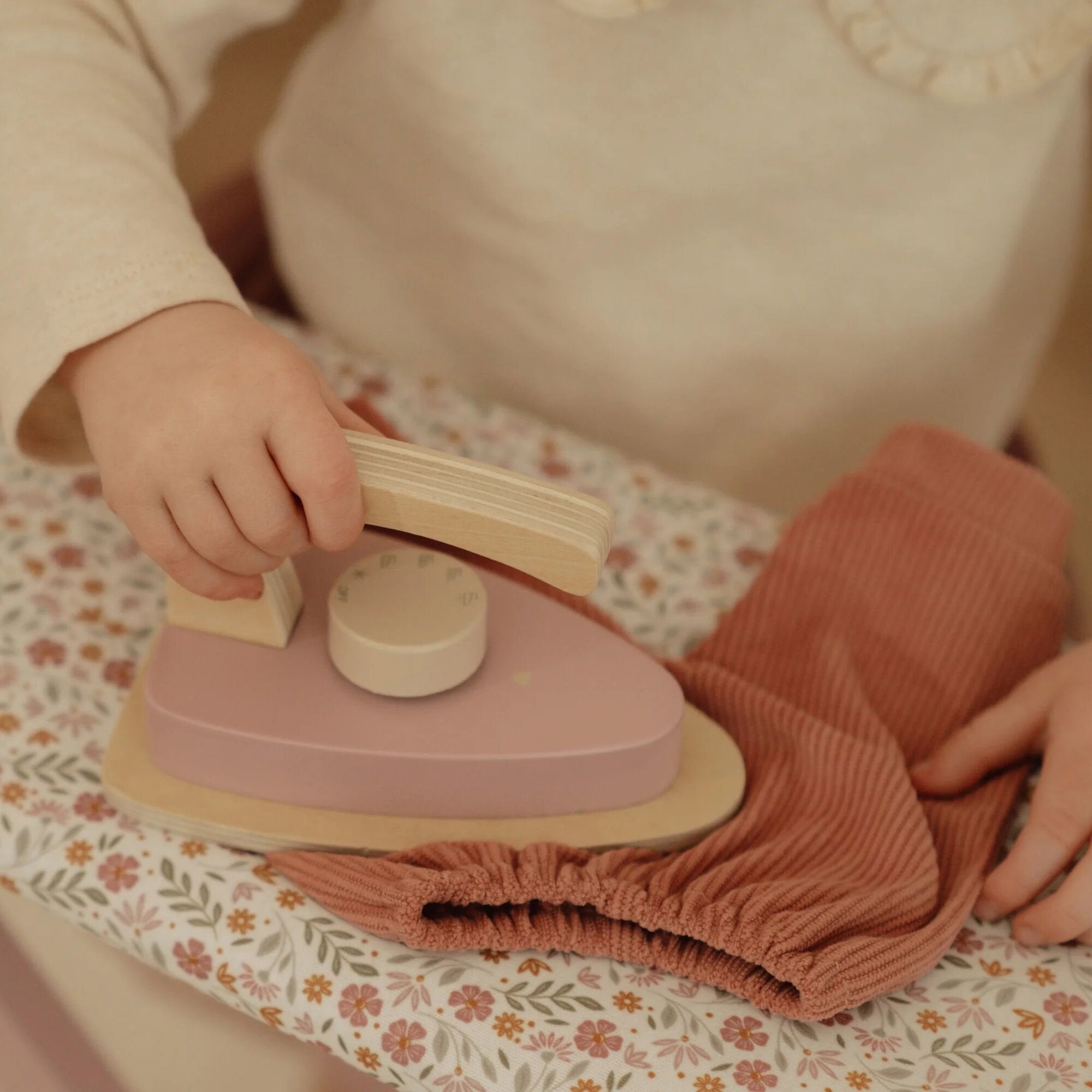 houten-strijkplank-met-strijkijzer houten-strijkplank-met-strijkijzer