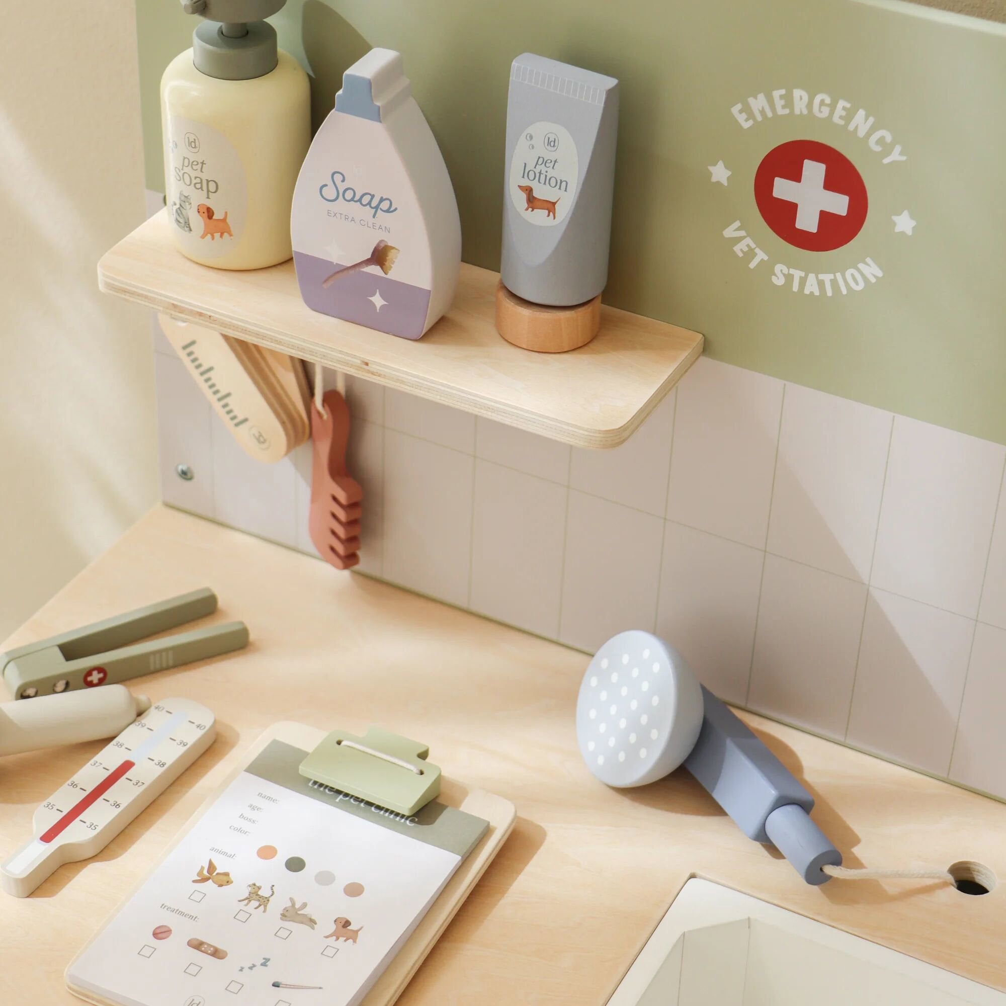 houten-dierenartspraktijk-met-medische-instrumenten houten-dierenartspraktijk-met-medische-instrumenten