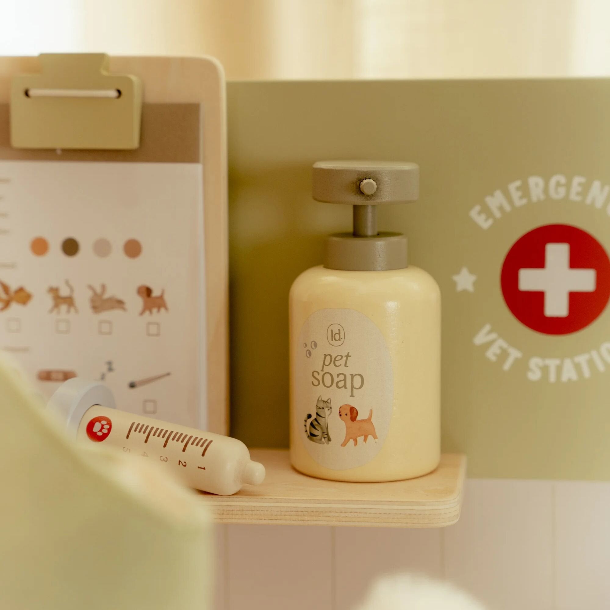 houten-dierenartspraktijk-met-medische-instrumenten houten-dierenartspraktijk-met-medische-instrumenten