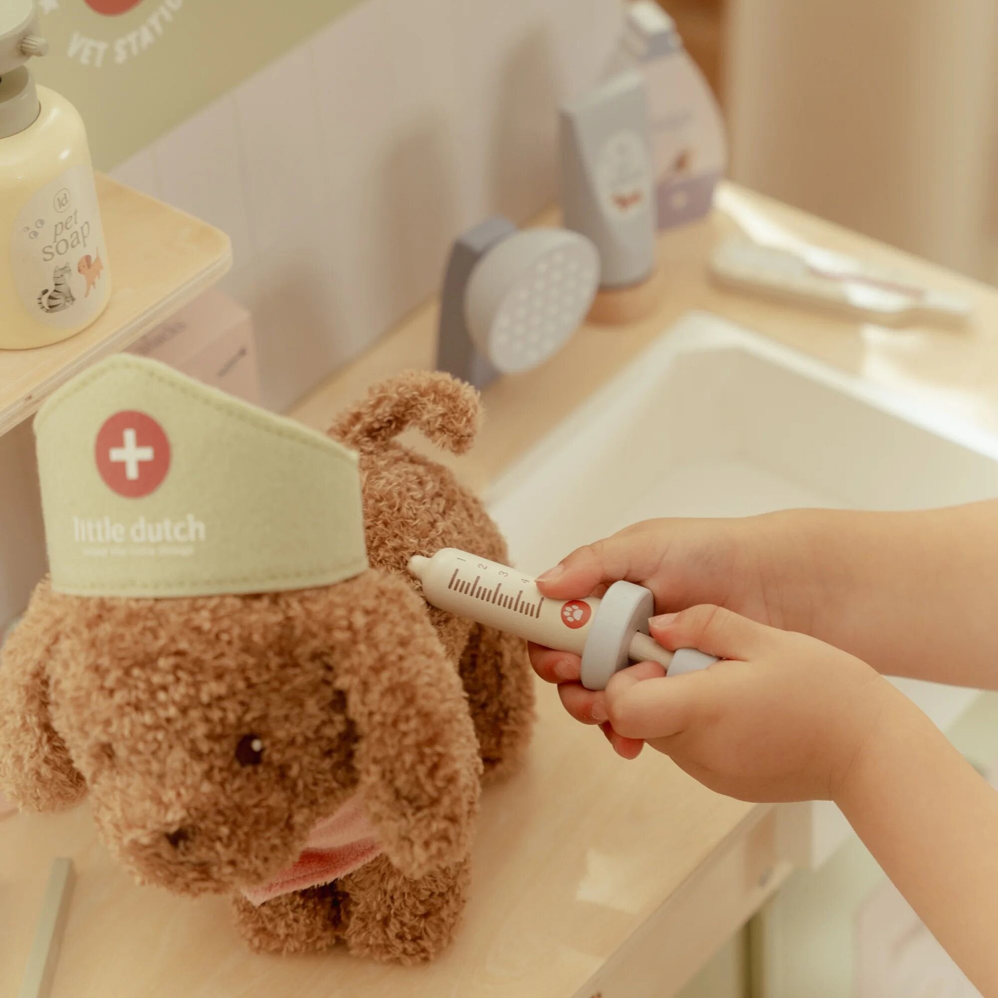 knuffelhond-in-bloementas-met-accessoires knuffelhond-in-bloementas-met-accessoires