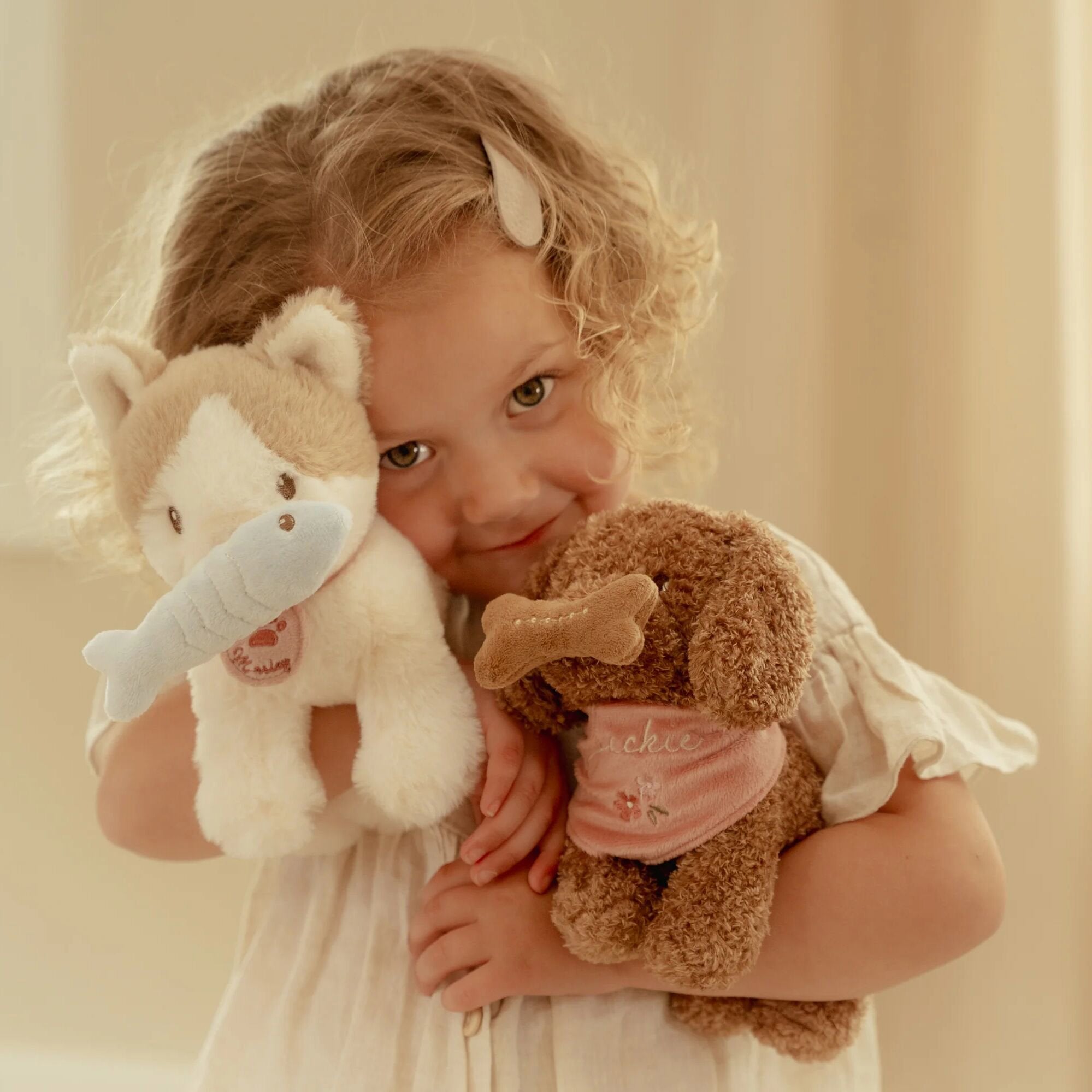 knuffelhond-in-bloementas-met-accessoires knuffelhond-in-bloementas-met-accessoires