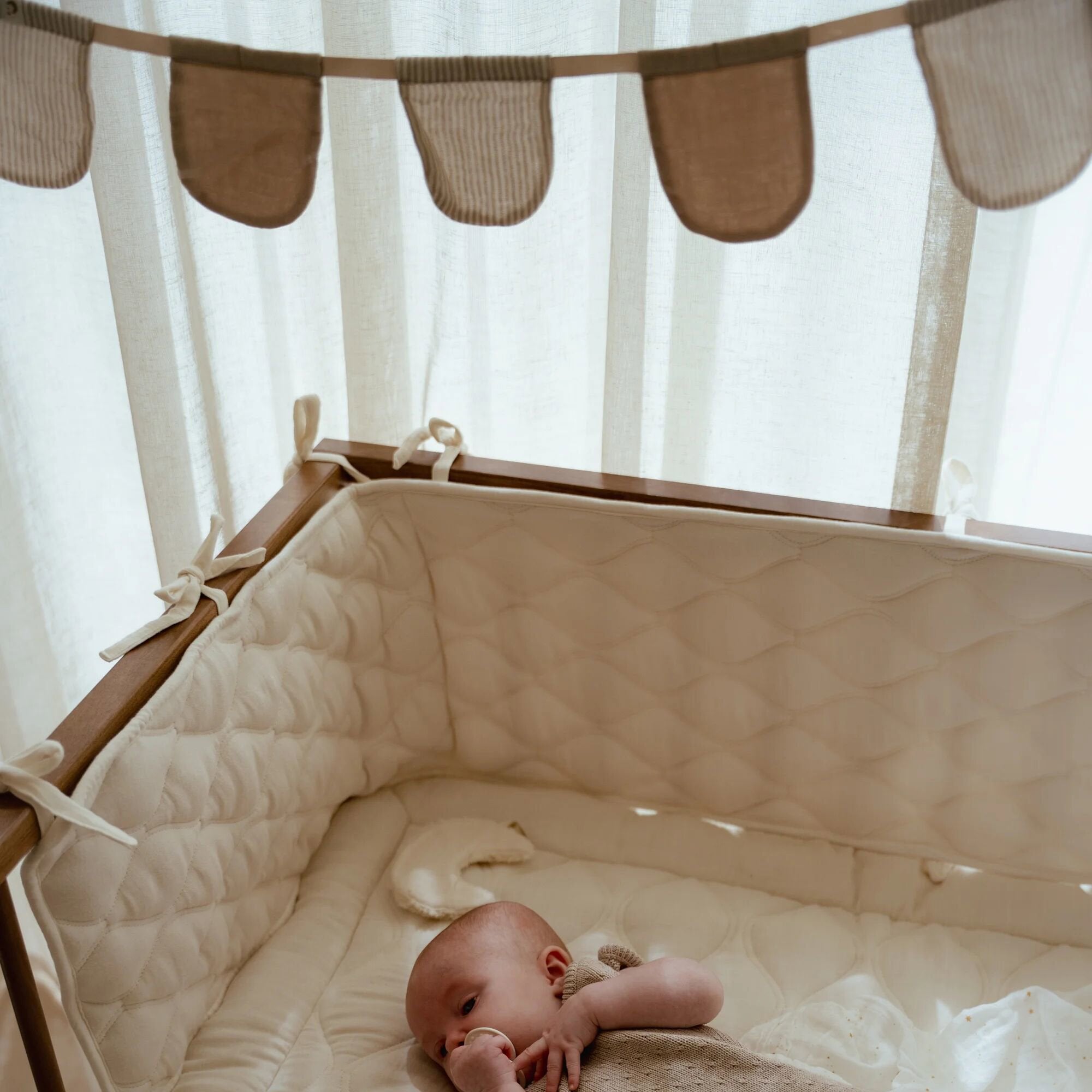 slinger-met-vlaggetjes-beige-essentials slinger-met-vlaggetjes-beige-essentials