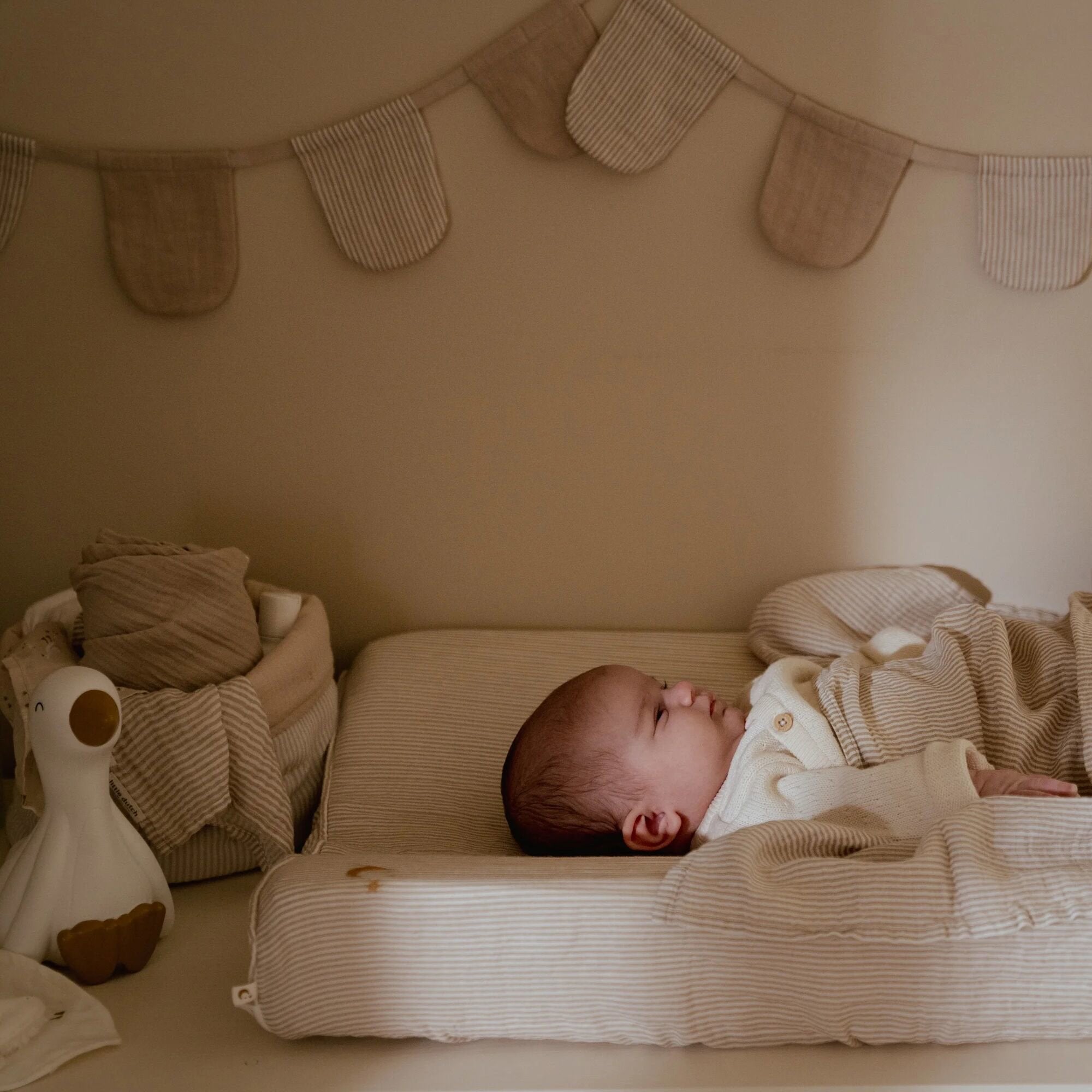 slinger-met-vlaggetjes-beige-essentials slinger-met-vlaggetjes-beige-essentials