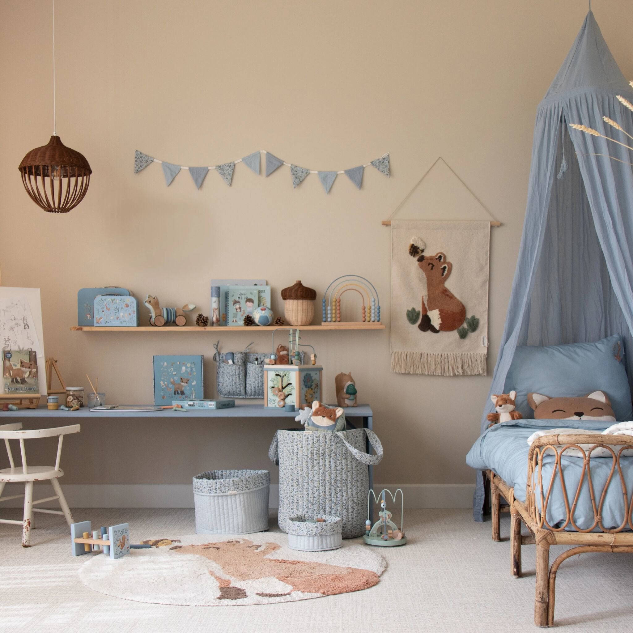 slinger-met-vlaggetjes-blauw-forest-friends-forest-adventure slinger-met-vlaggetjes-blauw-forest-friends-forest-adventure