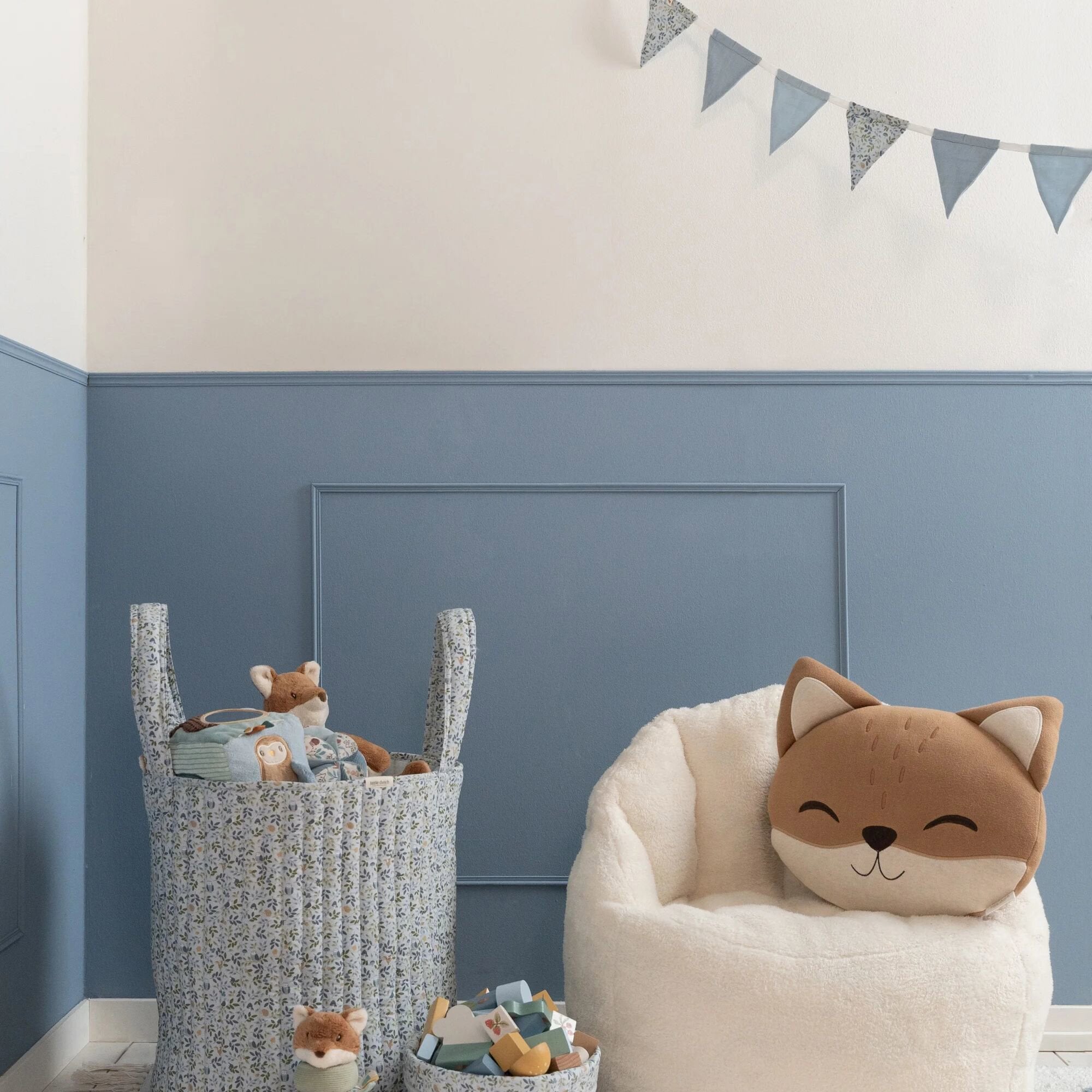 slinger-met-vlaggetjes-blauw-forest-friends-forest-adventure slinger-met-vlaggetjes-blauw-forest-friends-forest-adventure