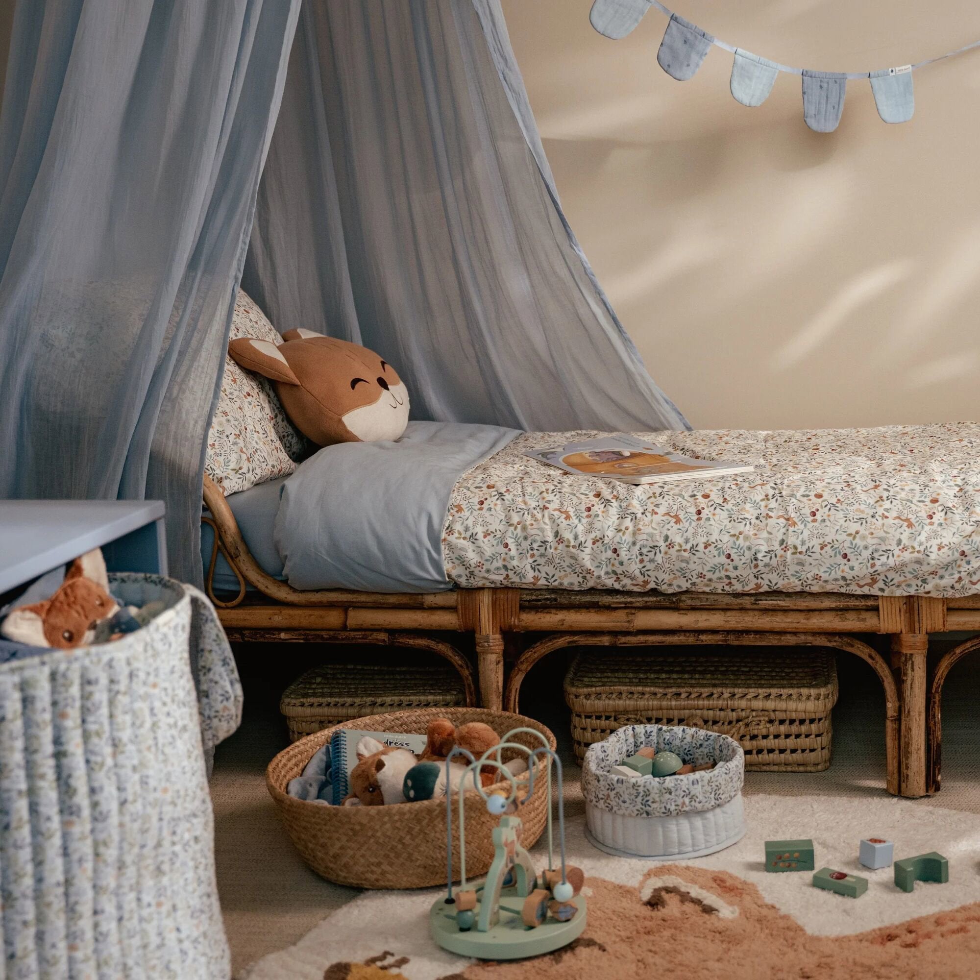 slinger-met-vlaggetjes-blauw-essentials slinger-met-vlaggetjes-blauw-essentials