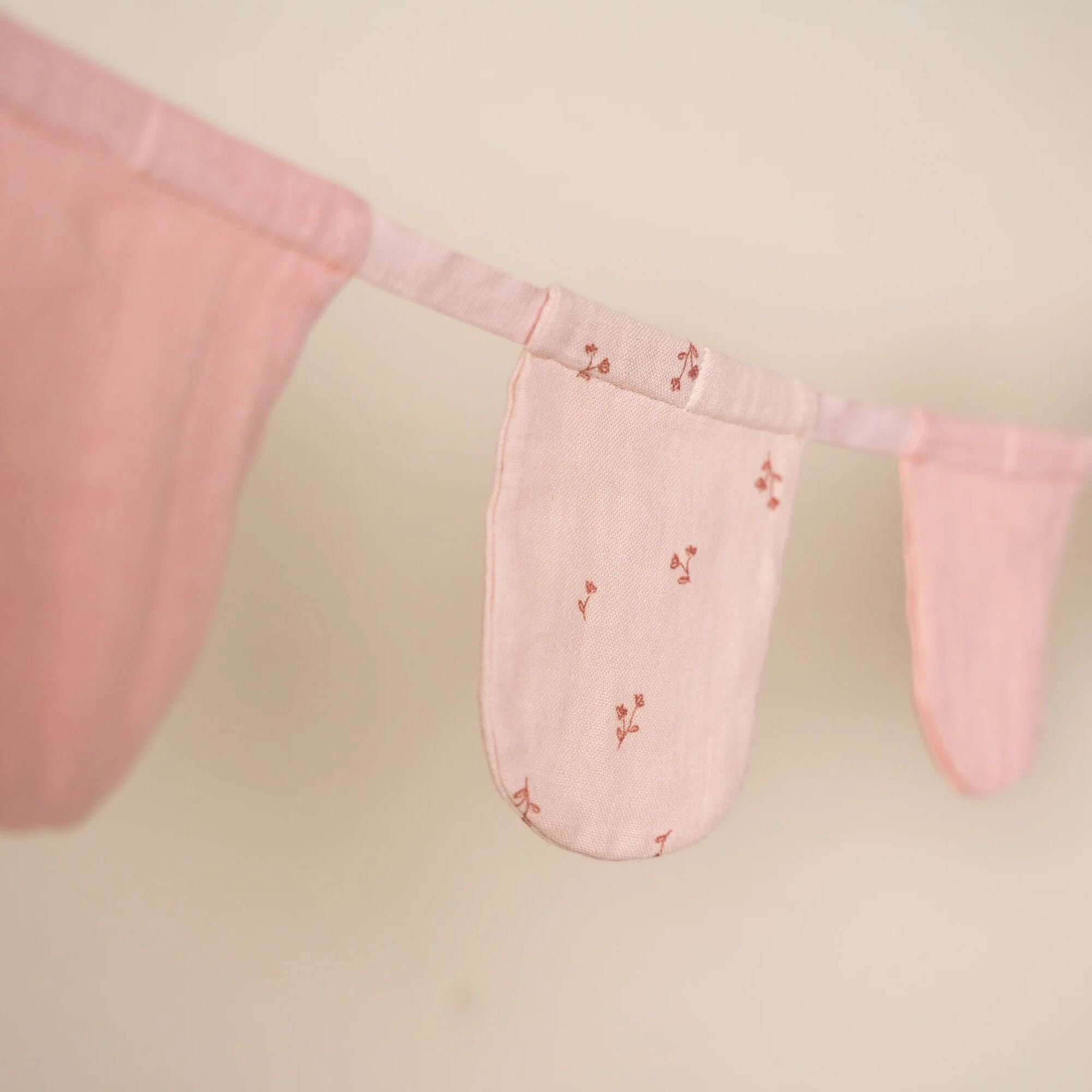 slinger-met-vlaggetjes-roze-essentials slinger-met-vlaggetjes-roze-essentials