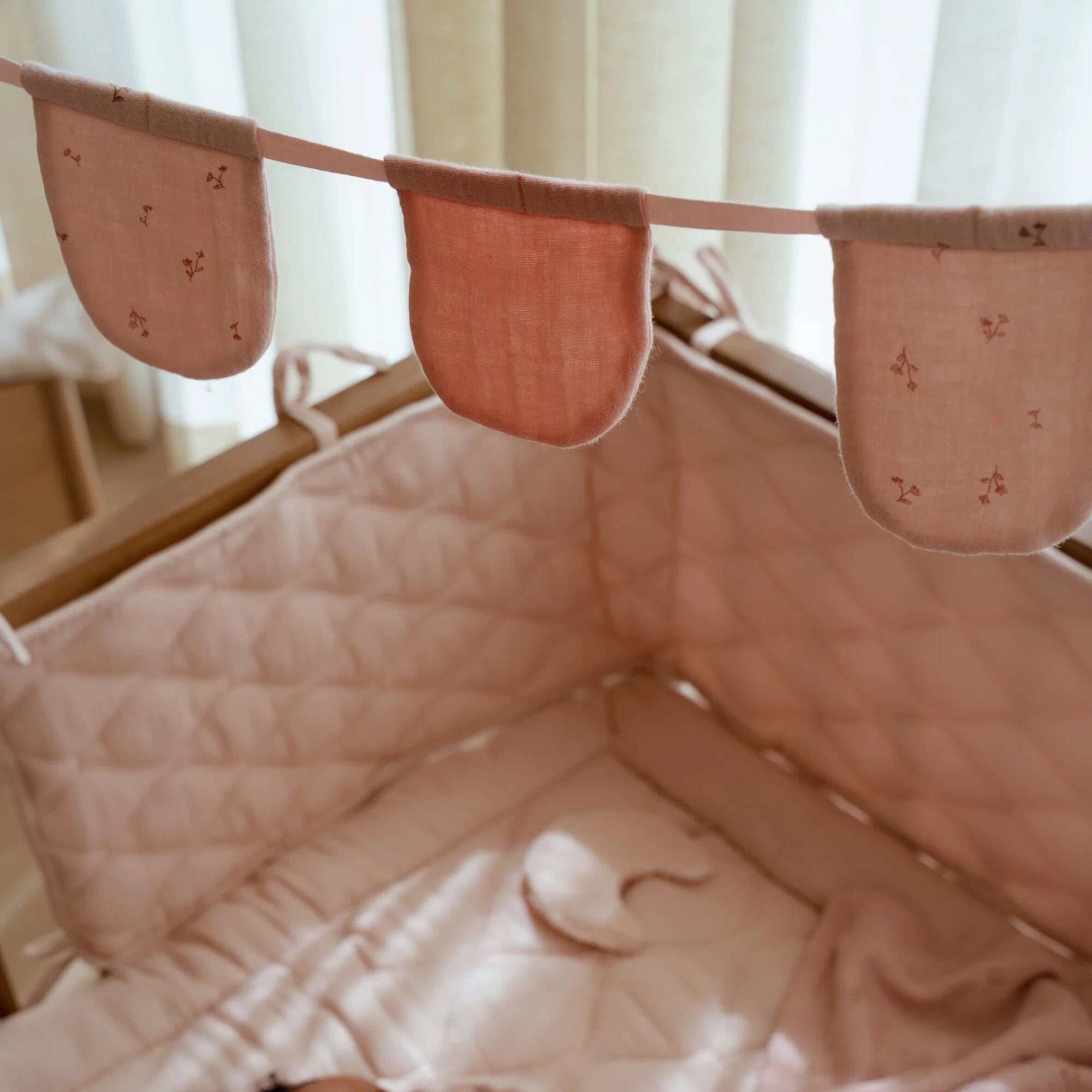 slinger-met-vlaggetjes-roze-essentials slinger-met-vlaggetjes-roze-essentials