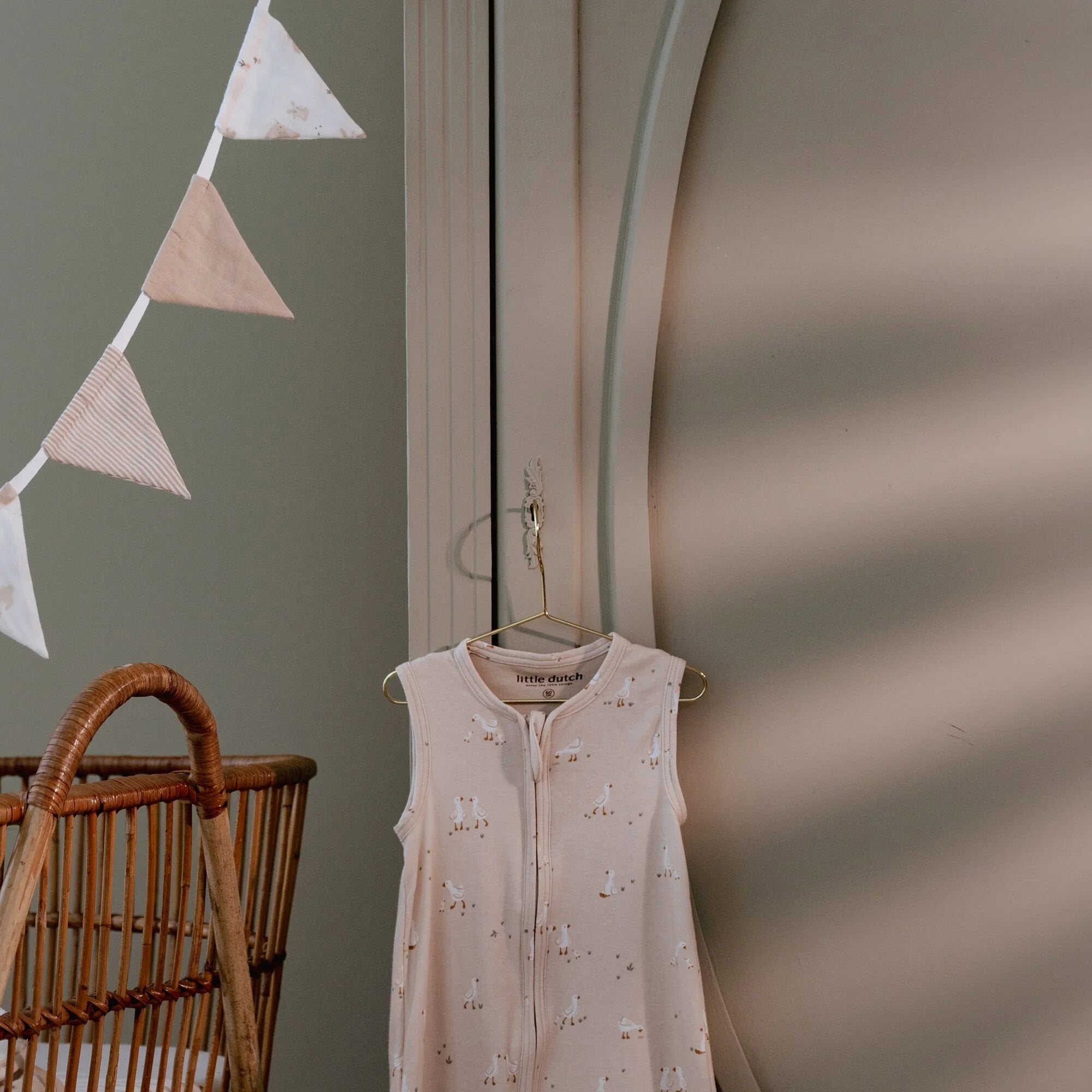 slinger-met-vlaggetjes-wit-newborn-naturals-baby-bunny slinger-met-vlaggetjes-wit-newborn-naturals-baby-bunny