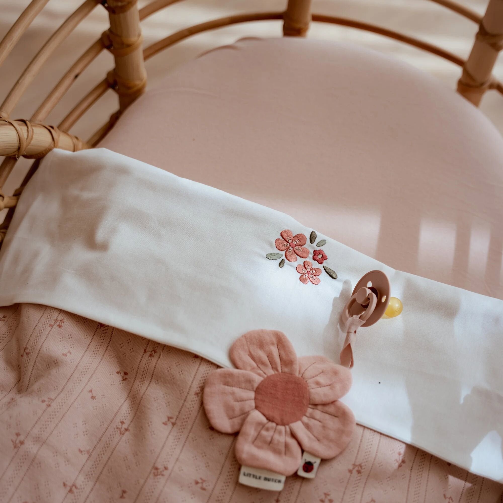 junior-hoeslaken-roze-maat-junior-essentials junior-hoeslaken-roze-maat-junior-essentials