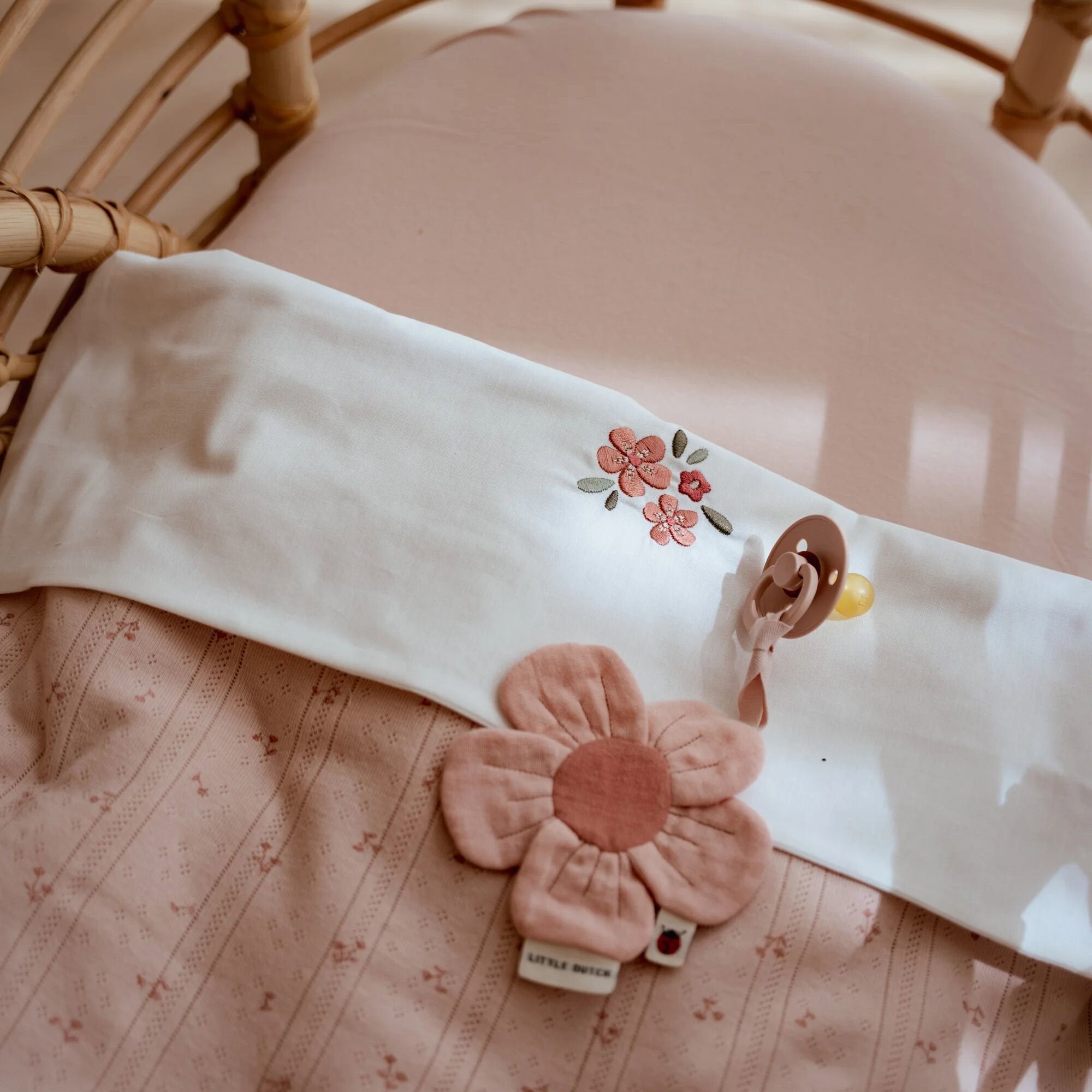 ledikant-hoeslaken-roze-essentials ledikant-hoeslaken-roze-essentials