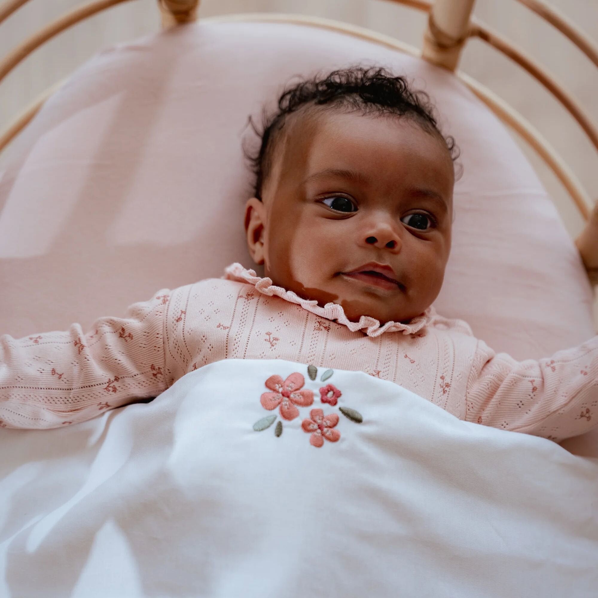 wieg-hoeslaken-roze-essentials wieg-hoeslaken-roze-essentials