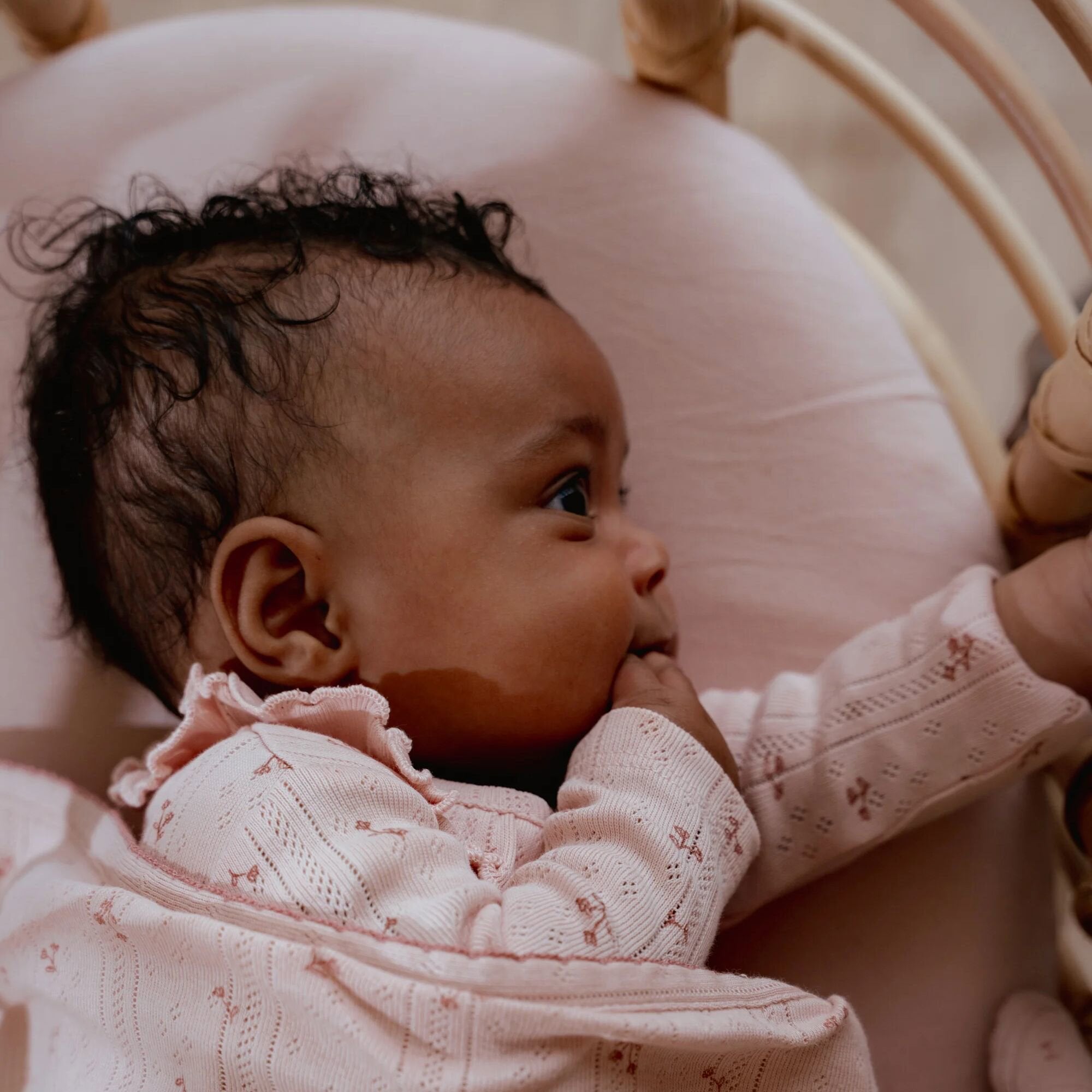 ledikant-hoeslaken-roze-essentials ledikant-hoeslaken-roze-essentials