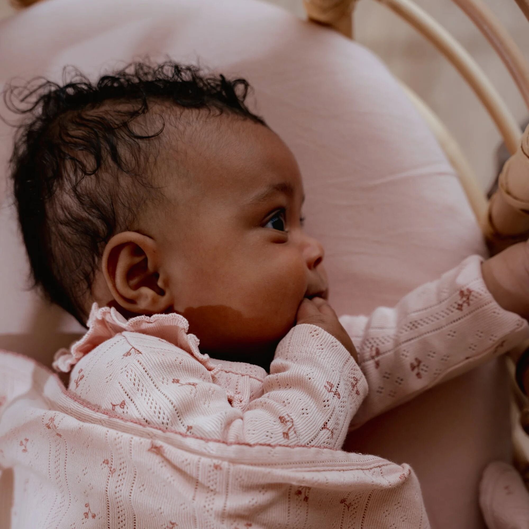 wieg-hoeslaken-roze-essentials wieg-hoeslaken-roze-essentials