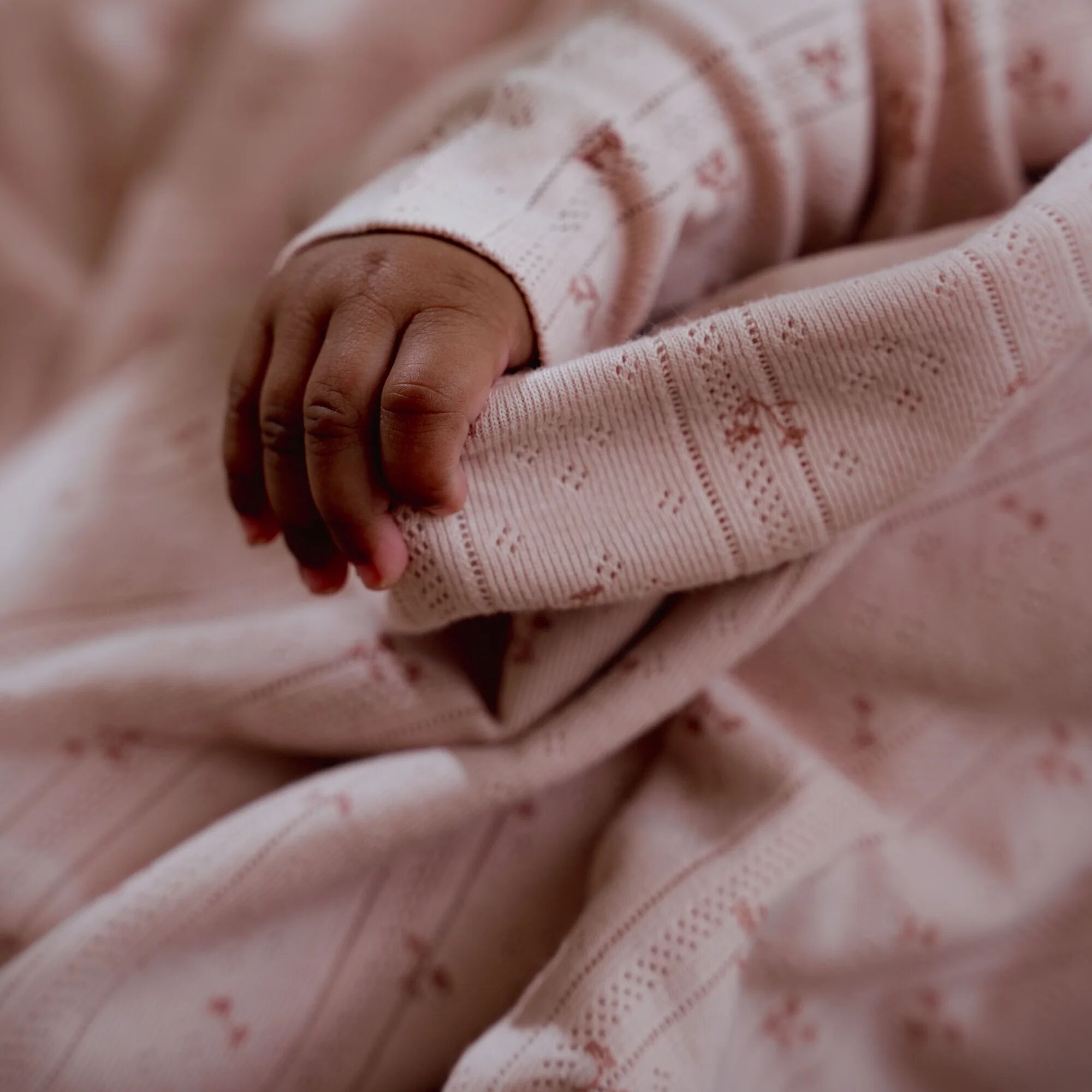 ledikant-deken-roze-essentials ledikant-deken-roze-essentials