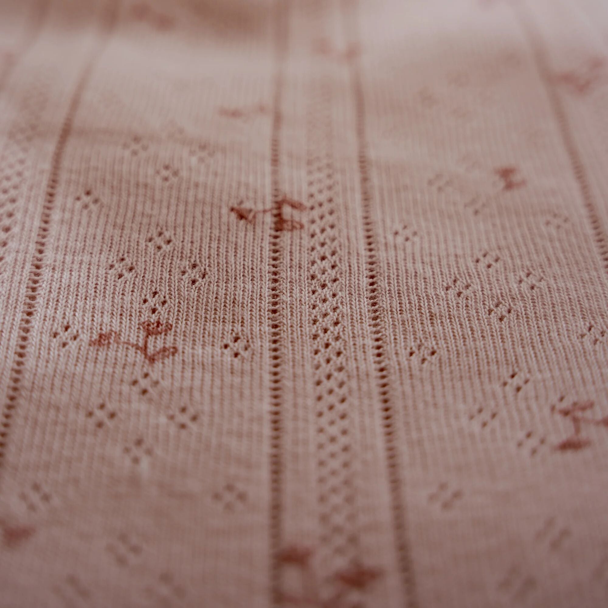 ledikant-deken-roze-essentials ledikant-deken-roze-essentials