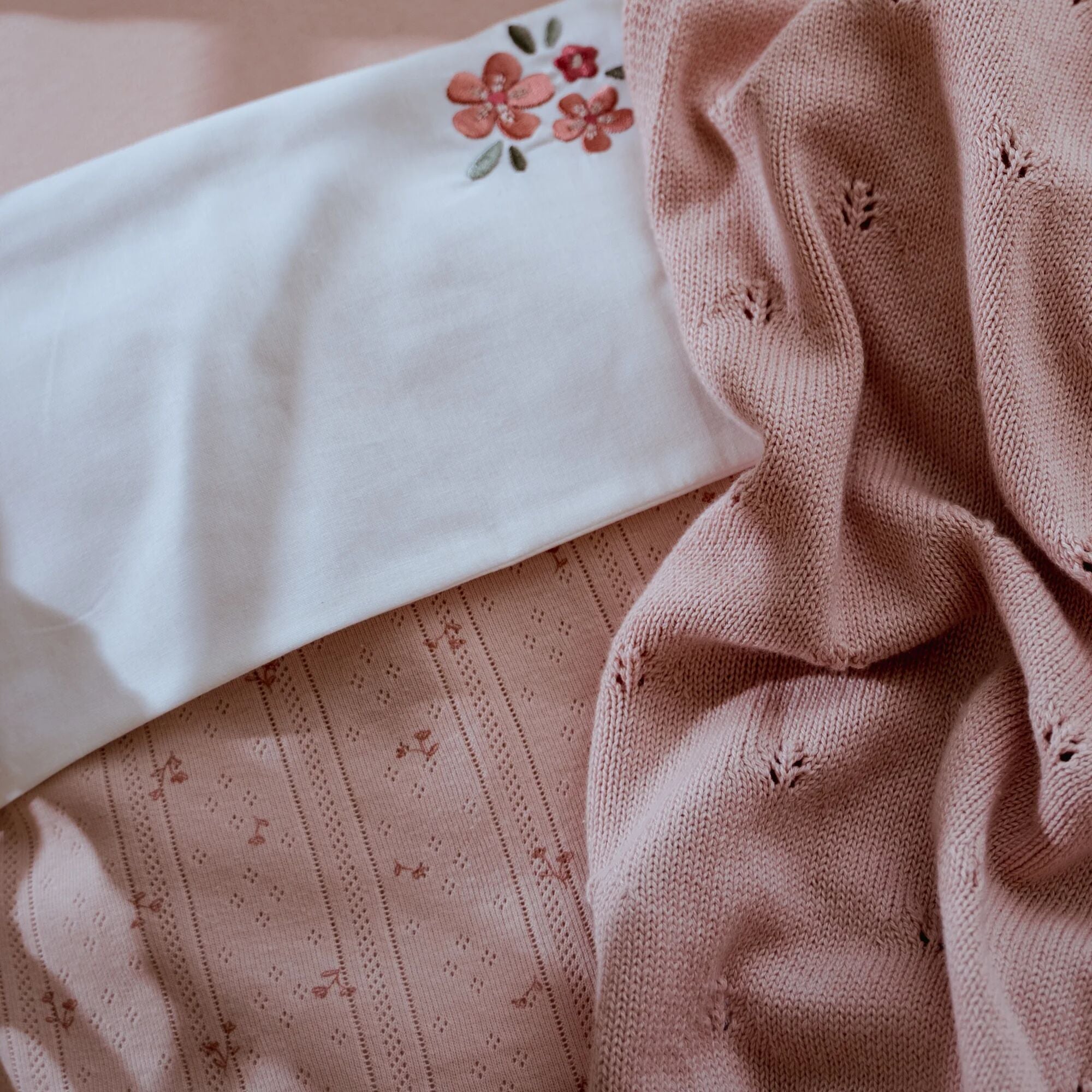 ledikant-deken-roze-essentials ledikant-deken-roze-essentials