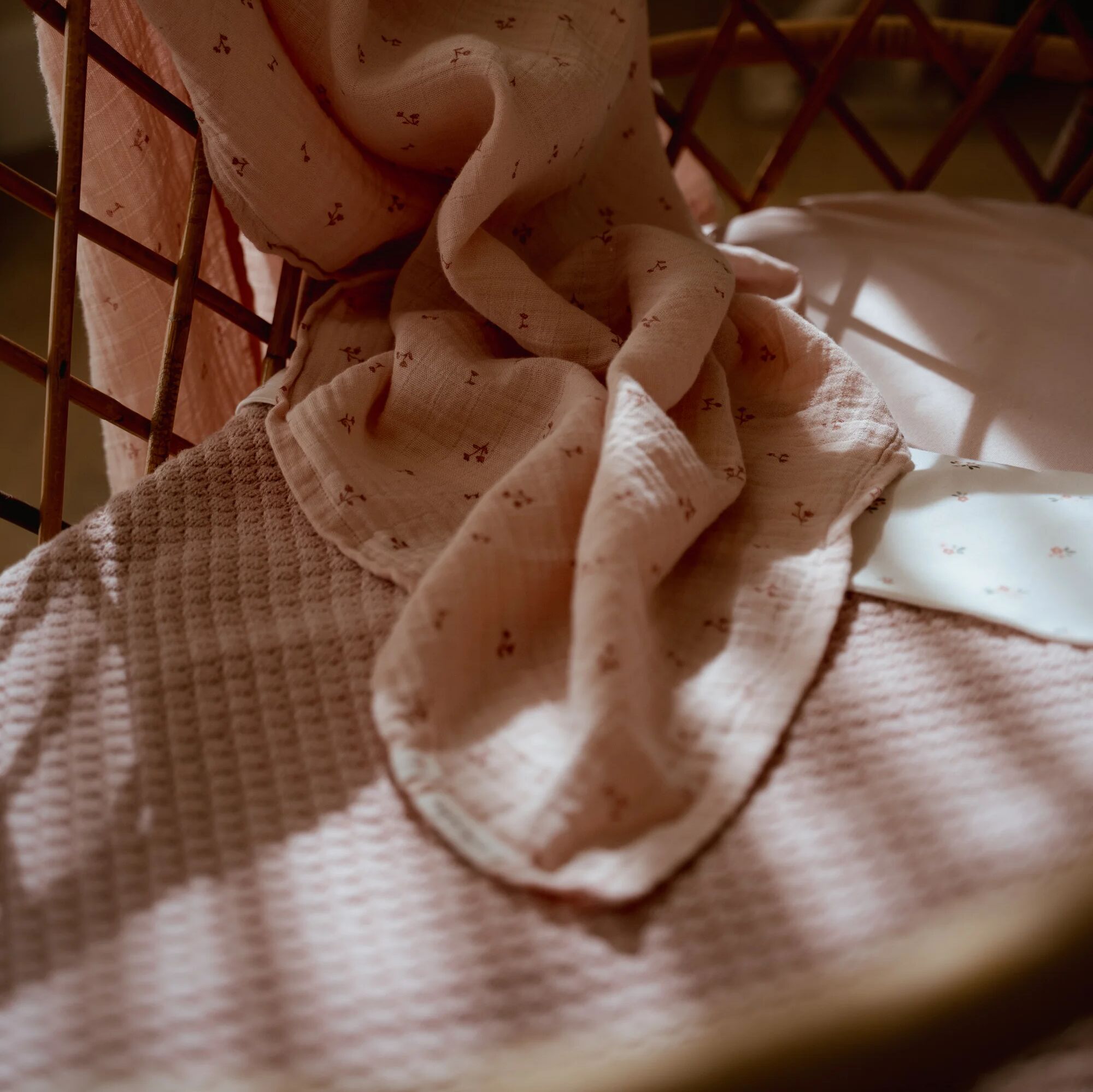 ledikant-deken-roze-essentials ledikant-deken-roze-essentials