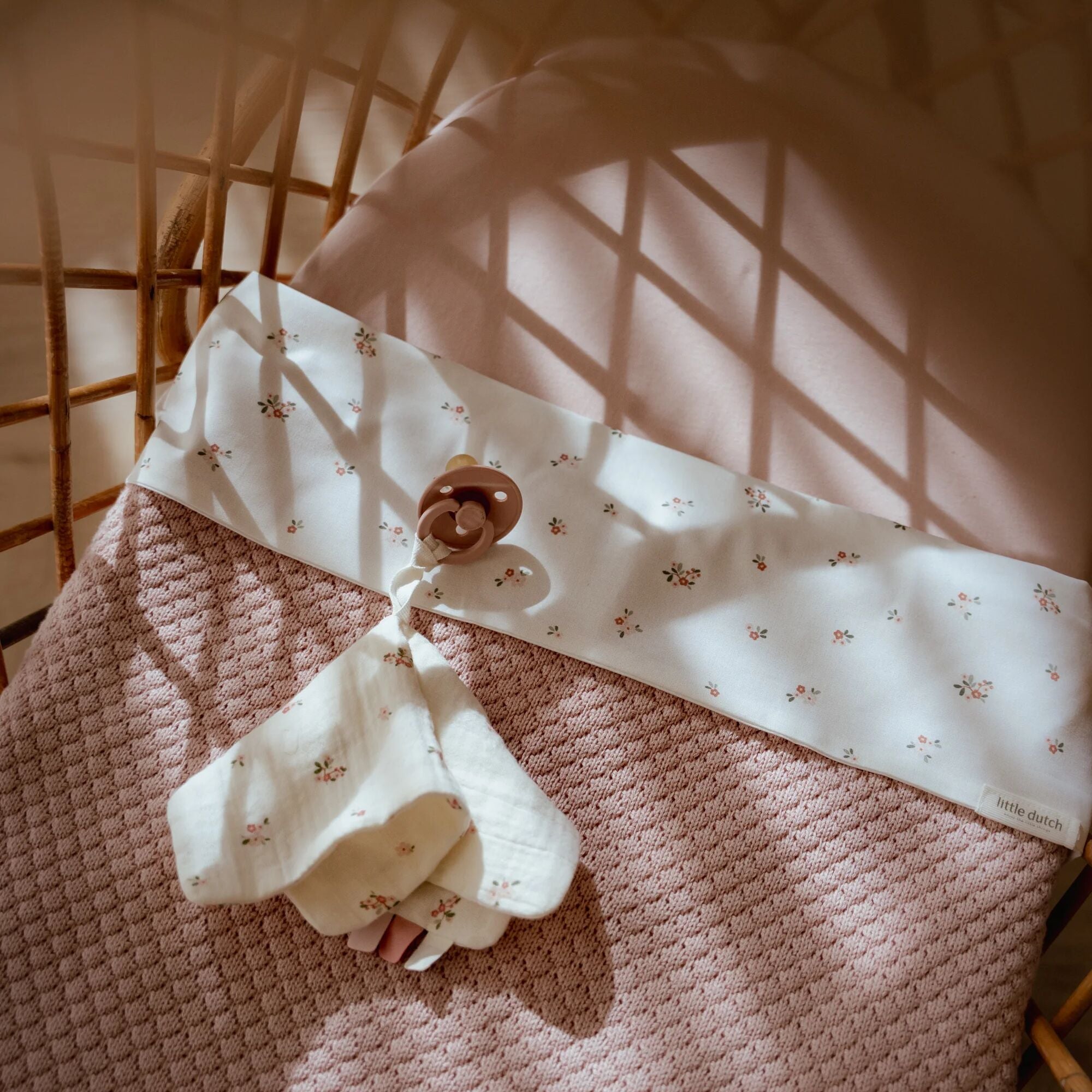 ledikant-deken-roze-essentials ledikant-deken-roze-essentials