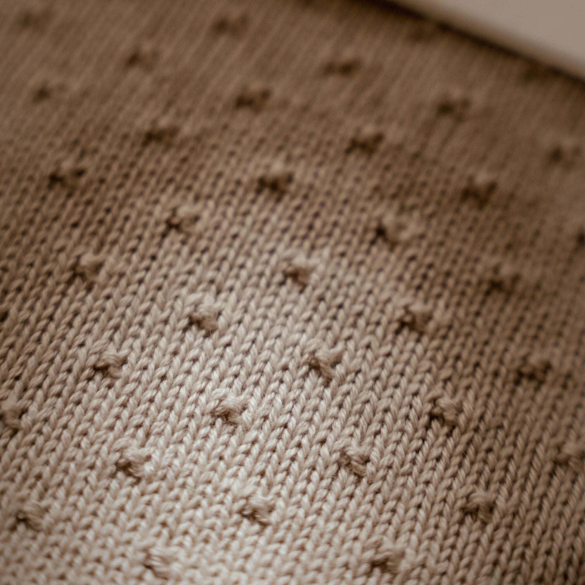 gebreid-ledikant-deken-fleece-beige-essentials gebreid-ledikant-deken-fleece-beige-essentials