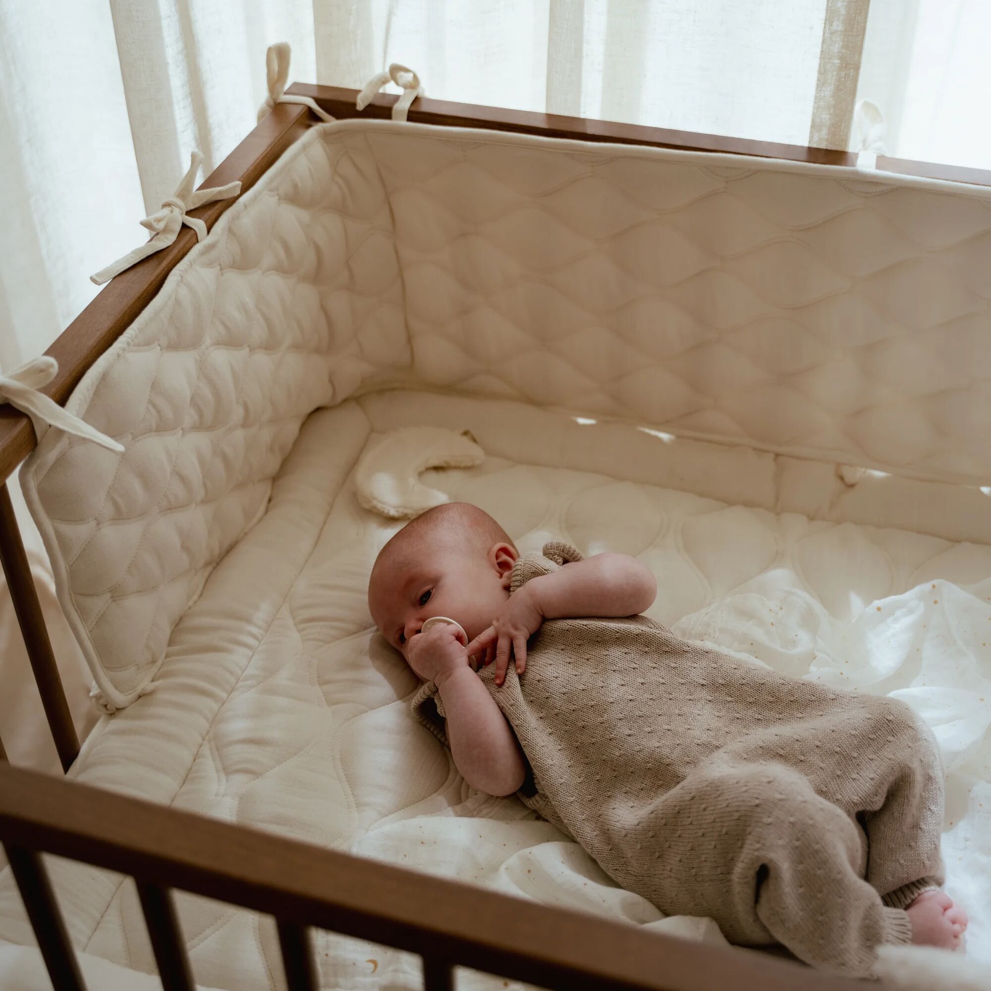 Crib bumper – White – Essentials  Crib bumper – White – Essentials