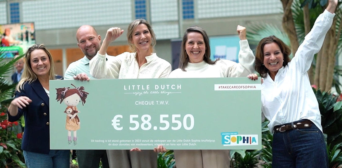 Little Dutch présente un chèque à l'hôpital pour enfants Sophia