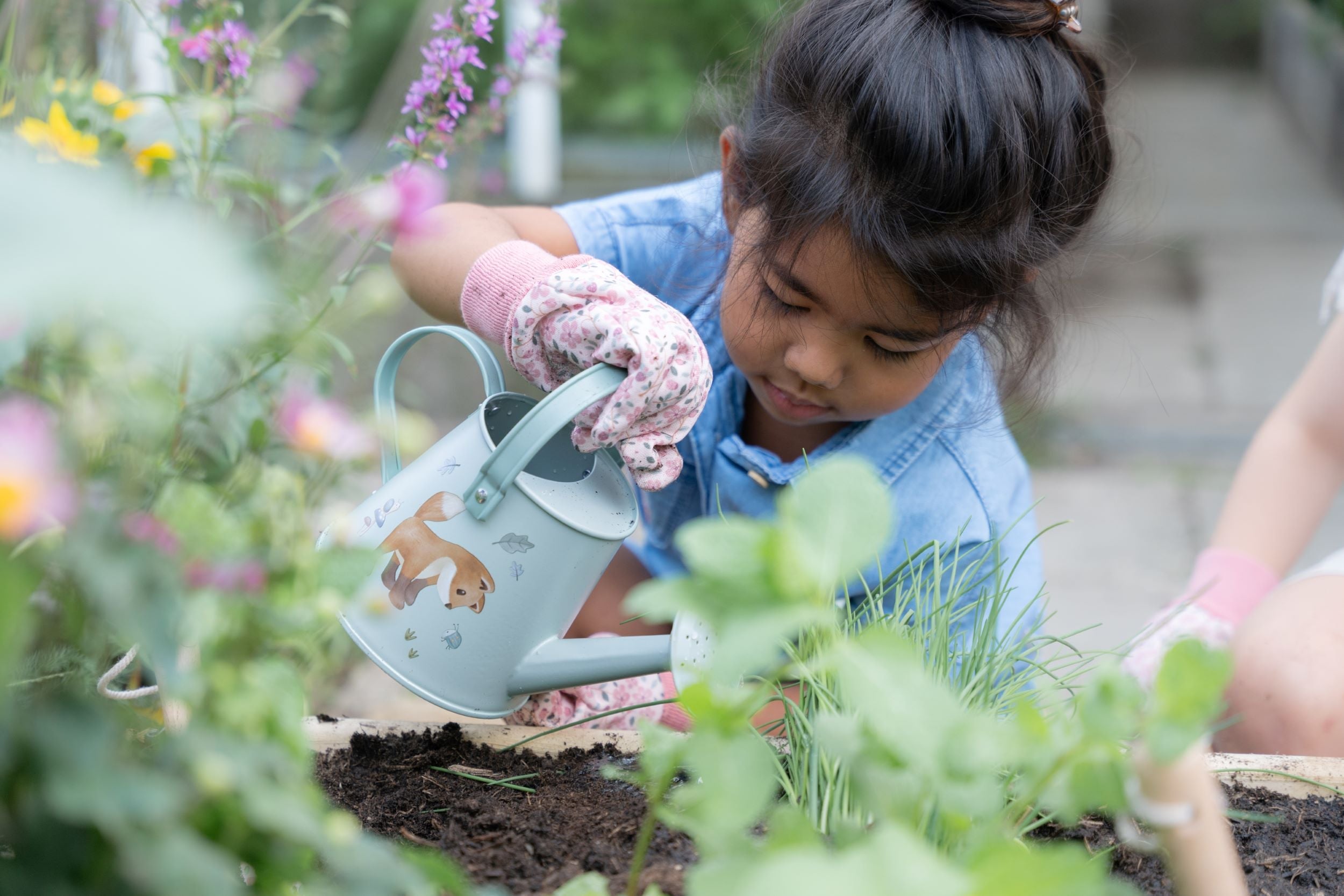 Doigts verts et gros sourires: jardinage avec votre enfant