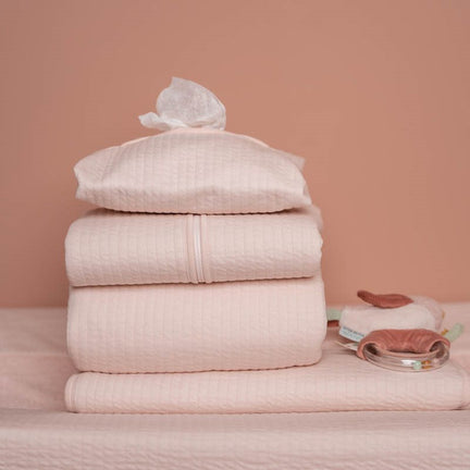 Les lingettes de bébé couvrent le rose doux pur