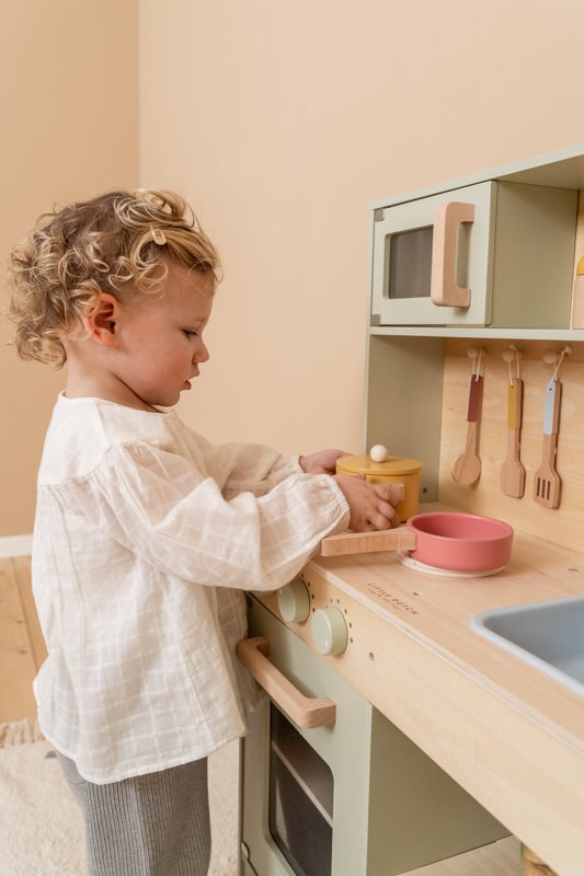 Playing kitchen