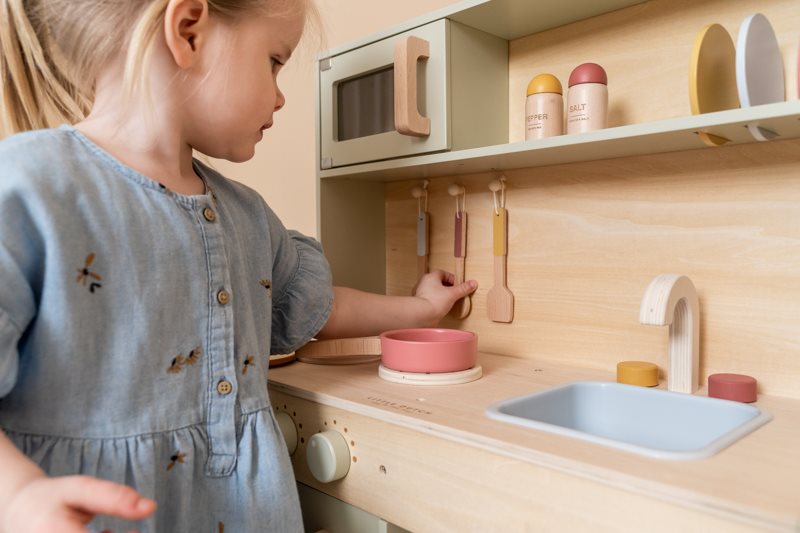 Playing kitchen