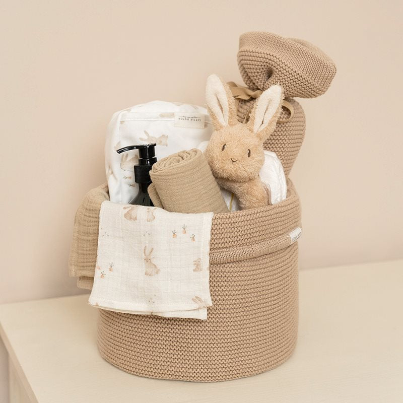 Panier de produits en tricot autour de beige