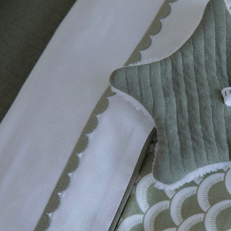 Crib Sheet Pure Olive Runded gestickt