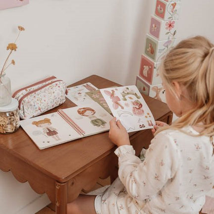 Livre d'habillage et d'autocollants - Fairy Garden 