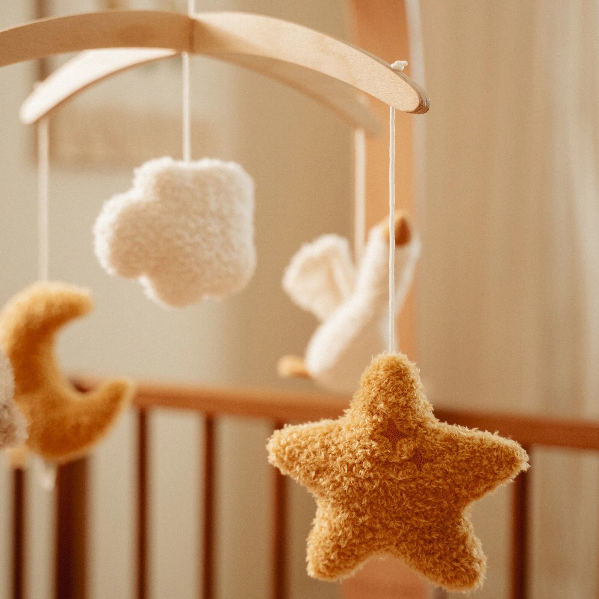 houten-muziekmobiel-beige-newborn-naturals