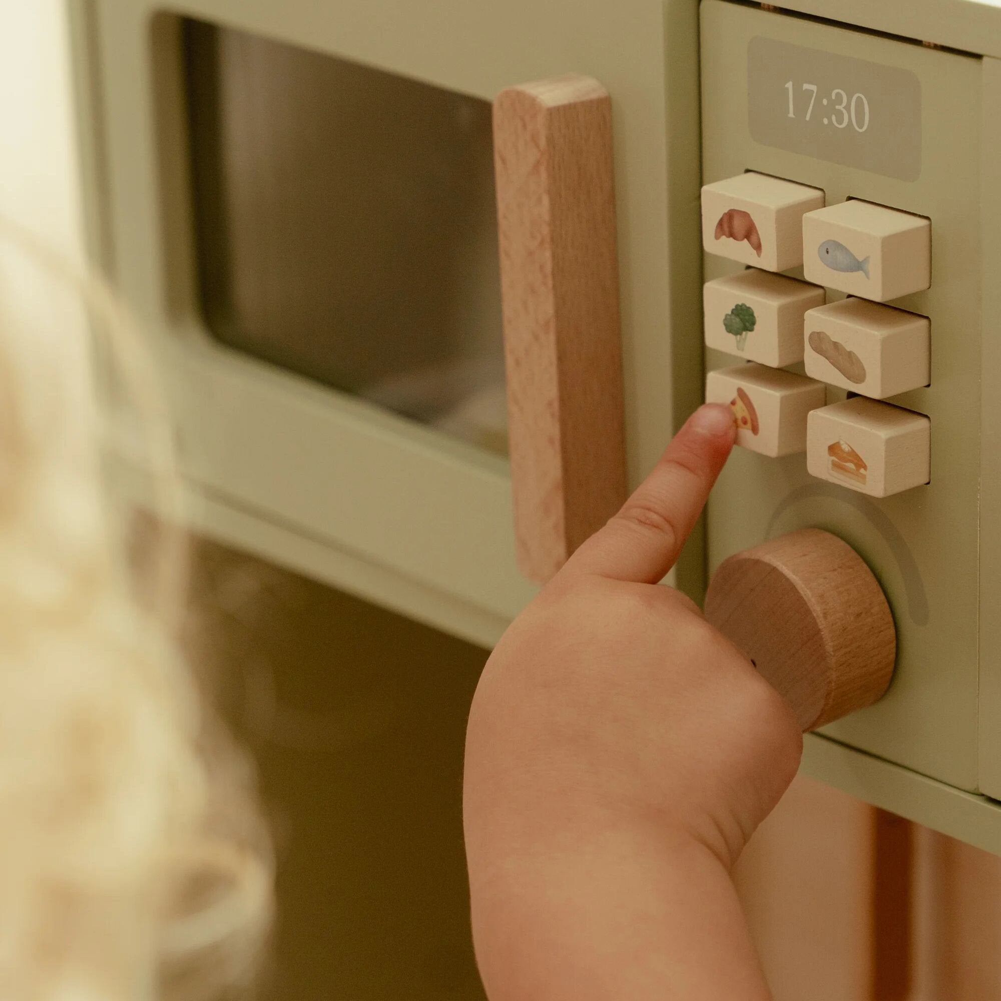 houten-mintkleurige-speelkeuken-met-keukengerei