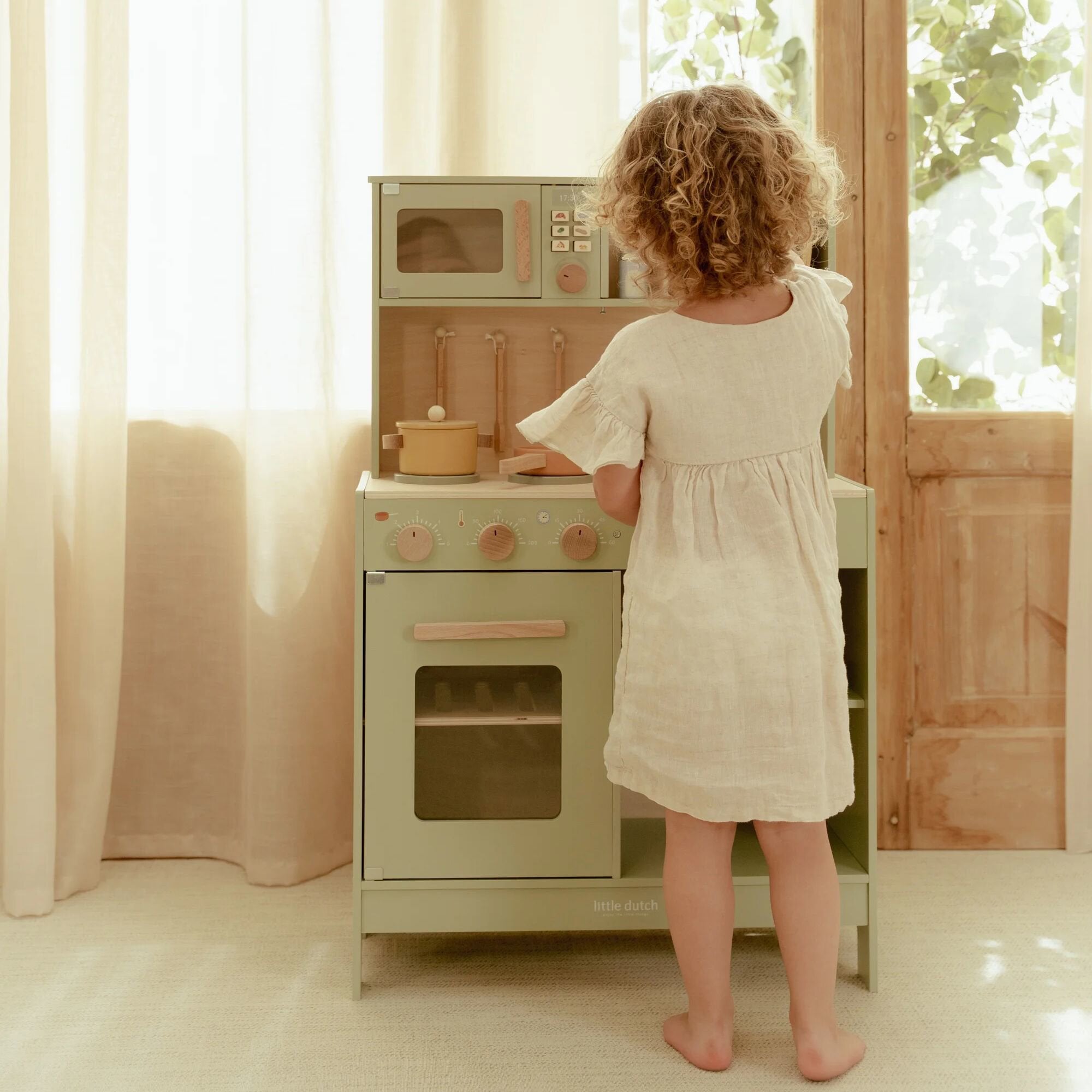 houten-mintkleurige-speelkeuken-met-keukengerei