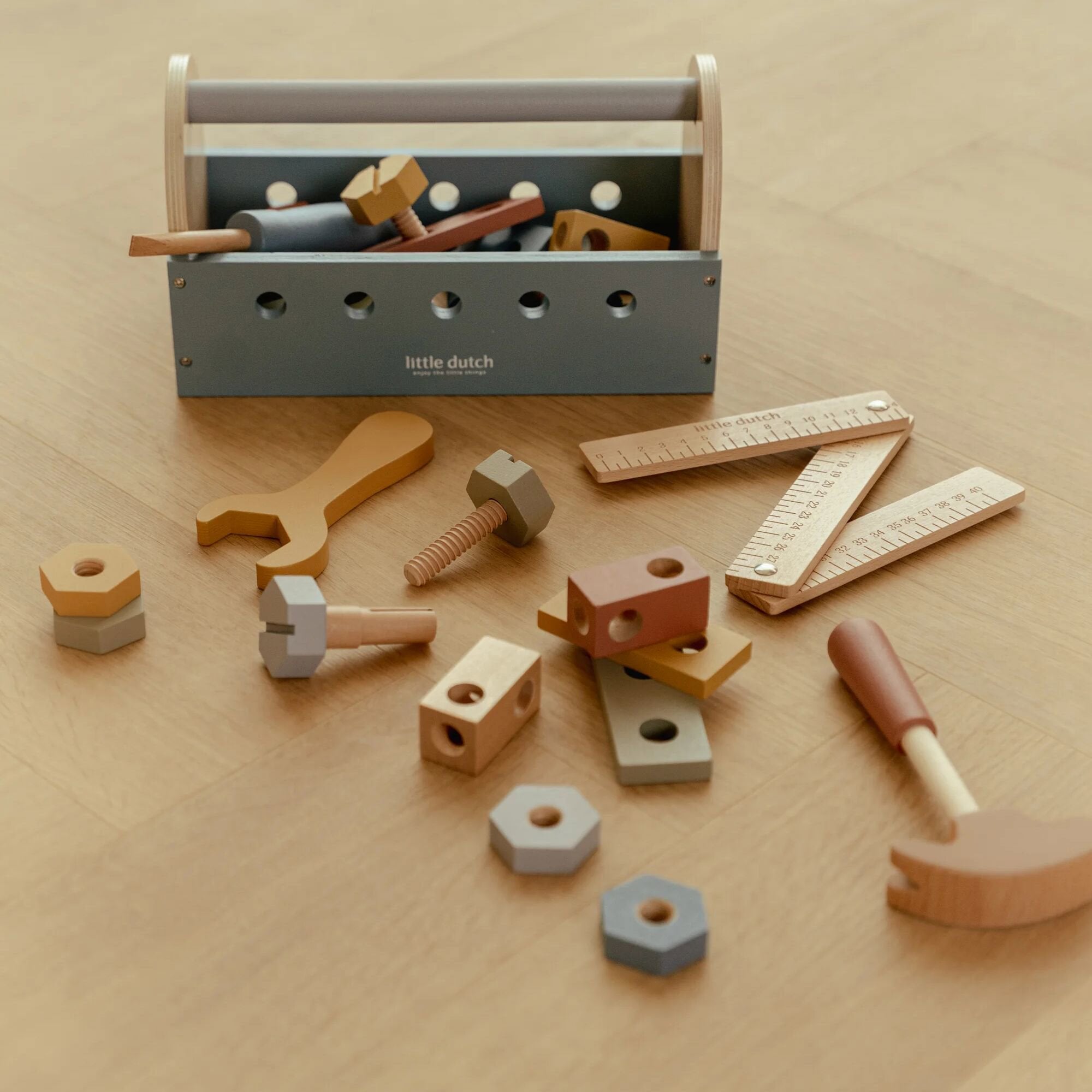 houten-gereedschapskist-met-hamerbank