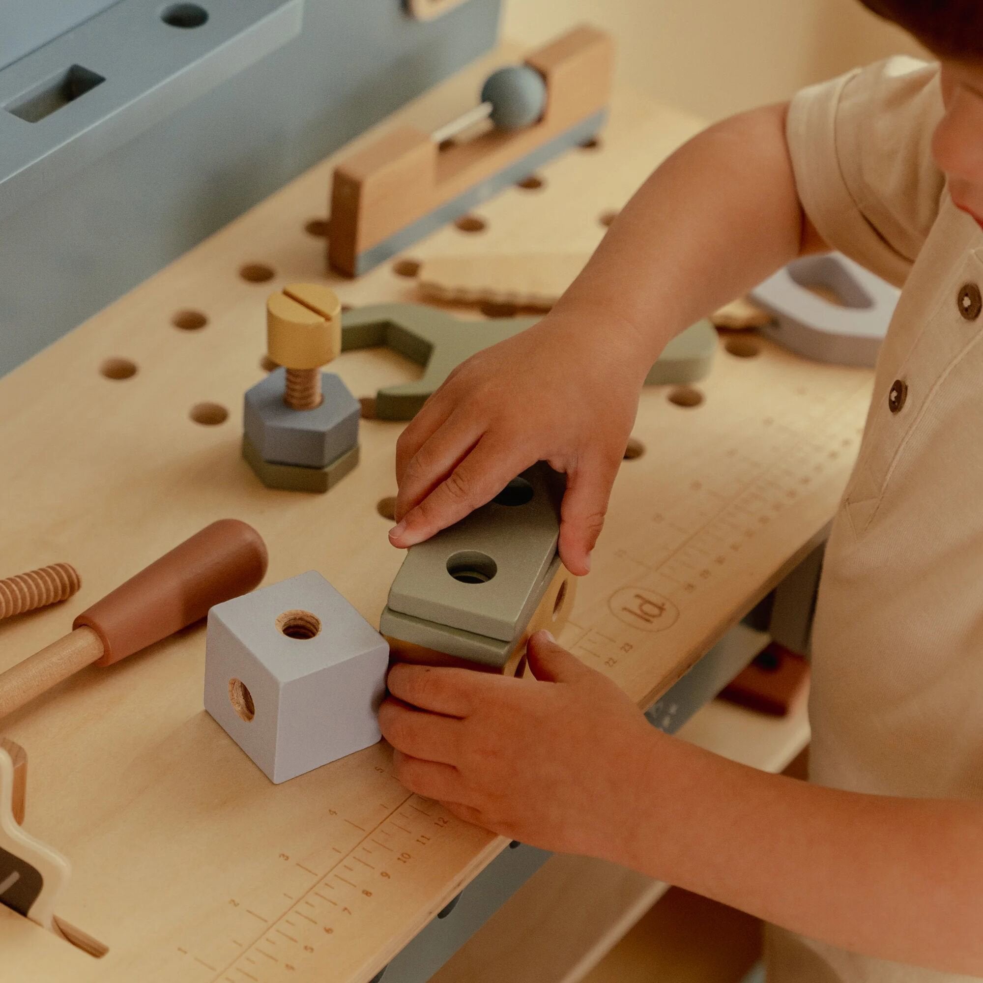 houten-werkbank-met-gereedschap-en-cirkelzaag