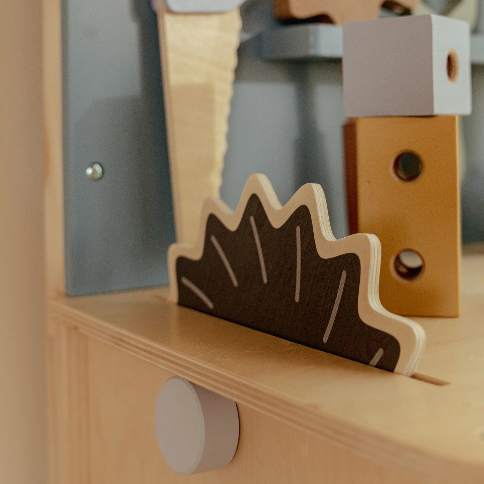houten-werkbank-met-gereedschap-en-cirkelzaag