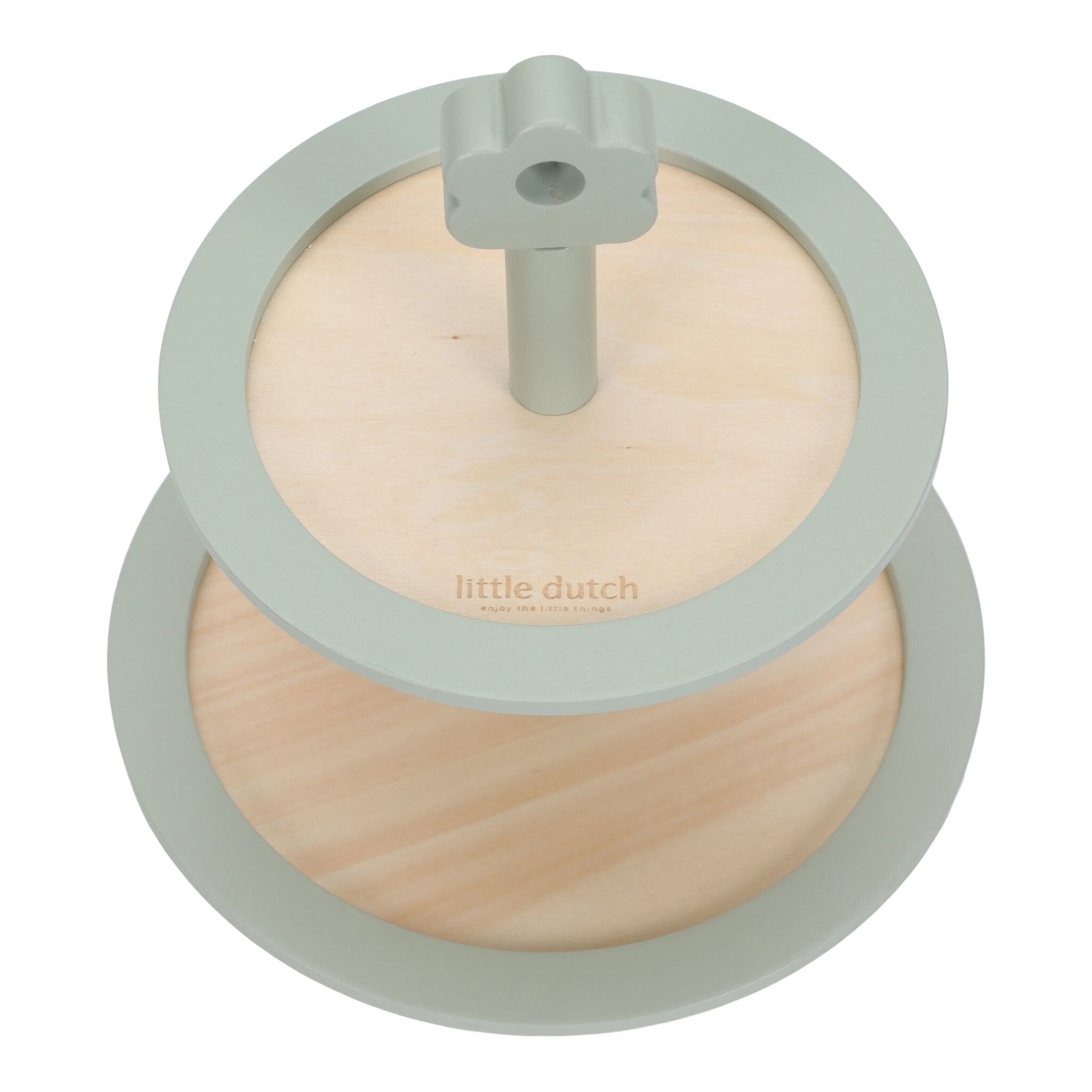 houten-etagere-met-taart-en-gebakjes