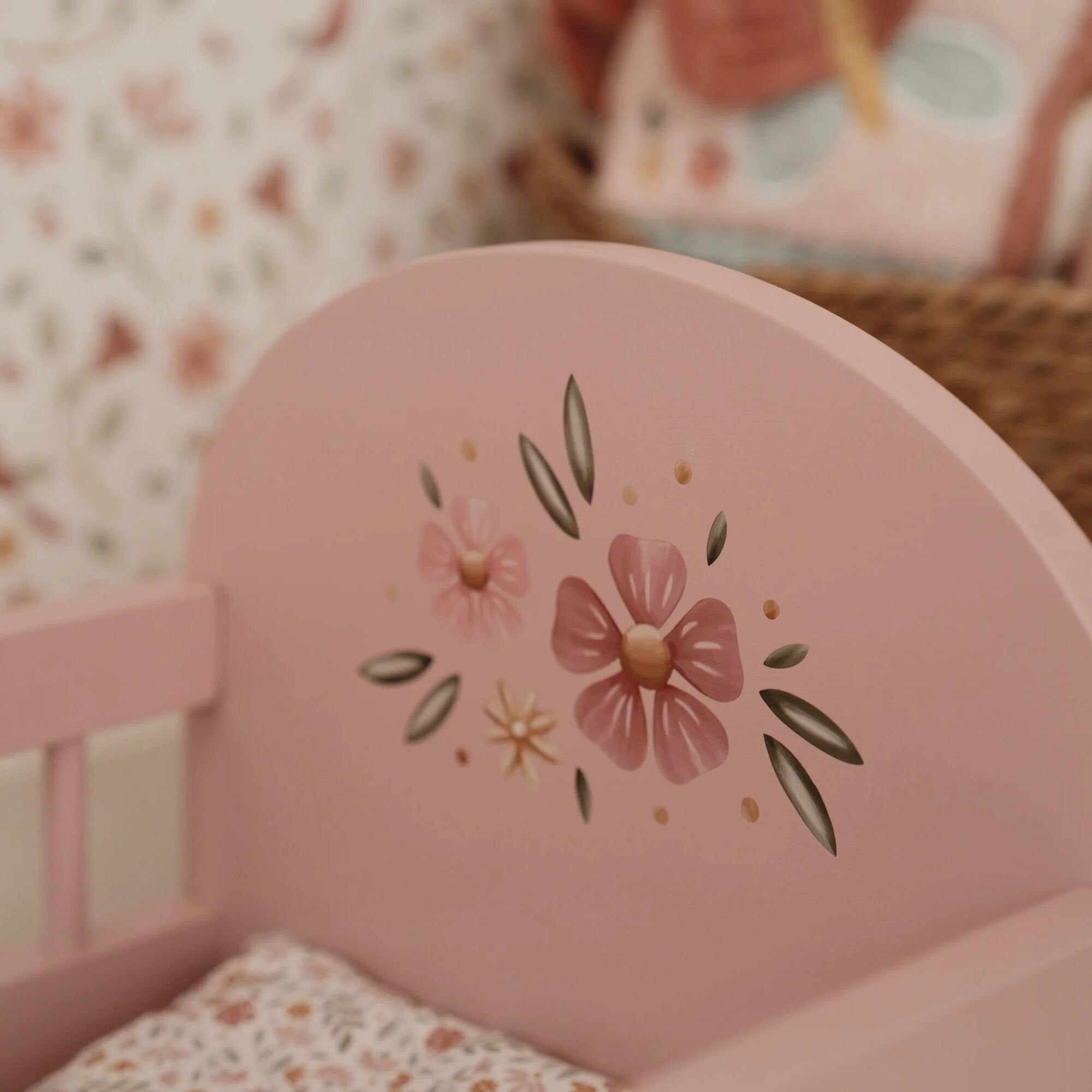 houten-poppenbedje-met-kussen-deken-en-hoeslaken